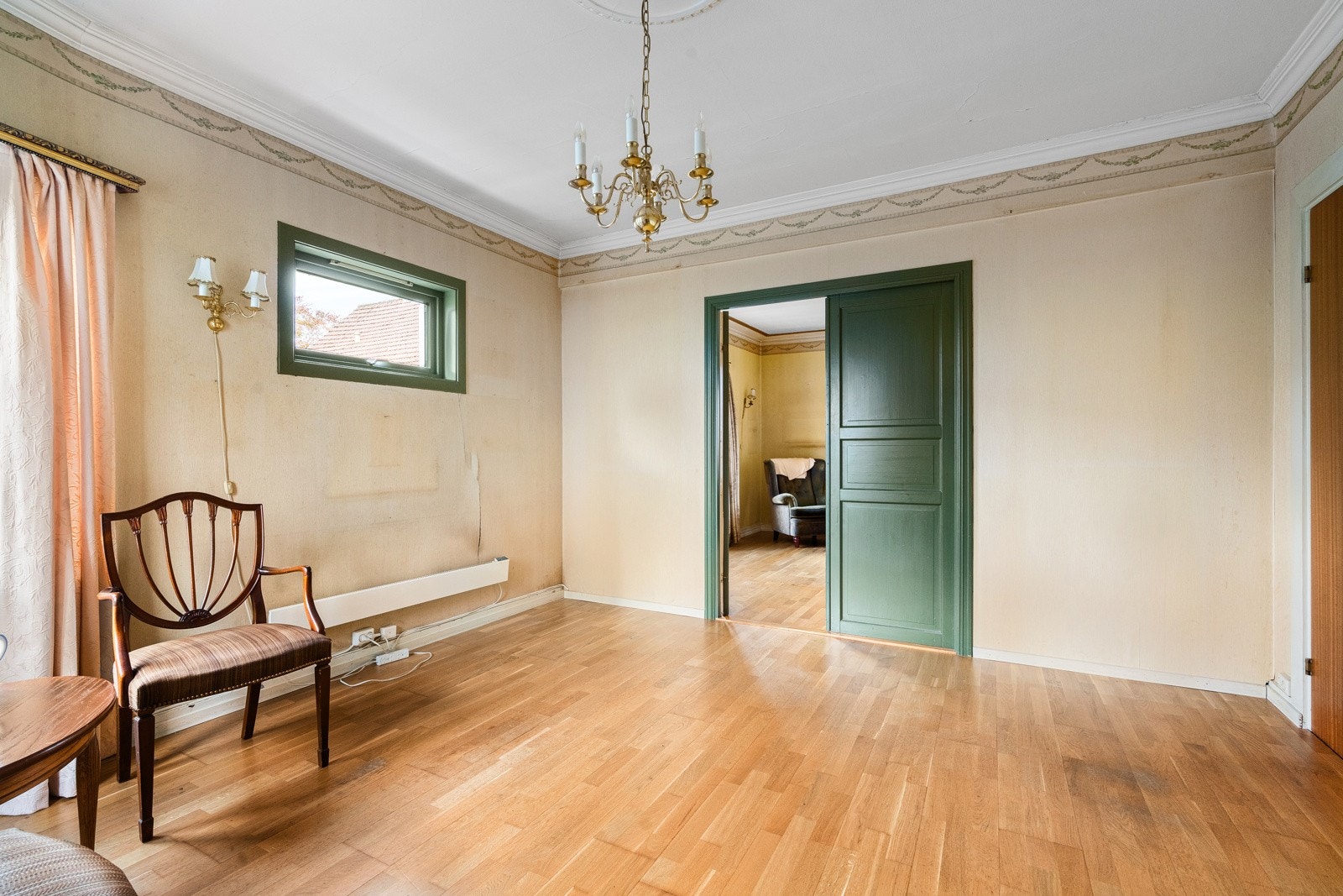 Leiligheten har en god planløsning og består av entré/gang, bad, kjøkken, 2 stuer og soverom. Galleribilde