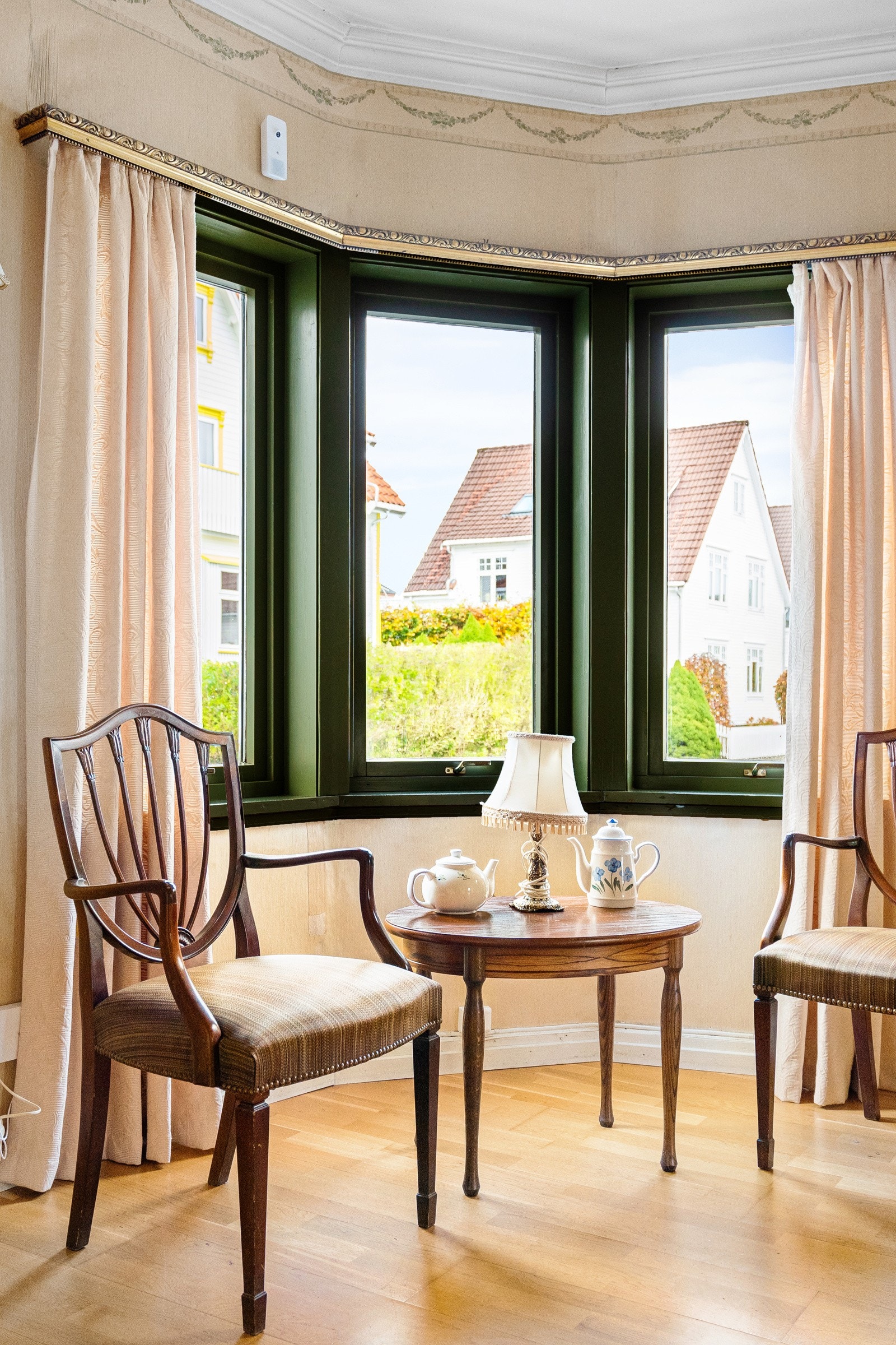 Brønngata 56 er en spennende 3-roms selveierleilighet med hjørneplassering i byggets 1. etasje. Galleribilde