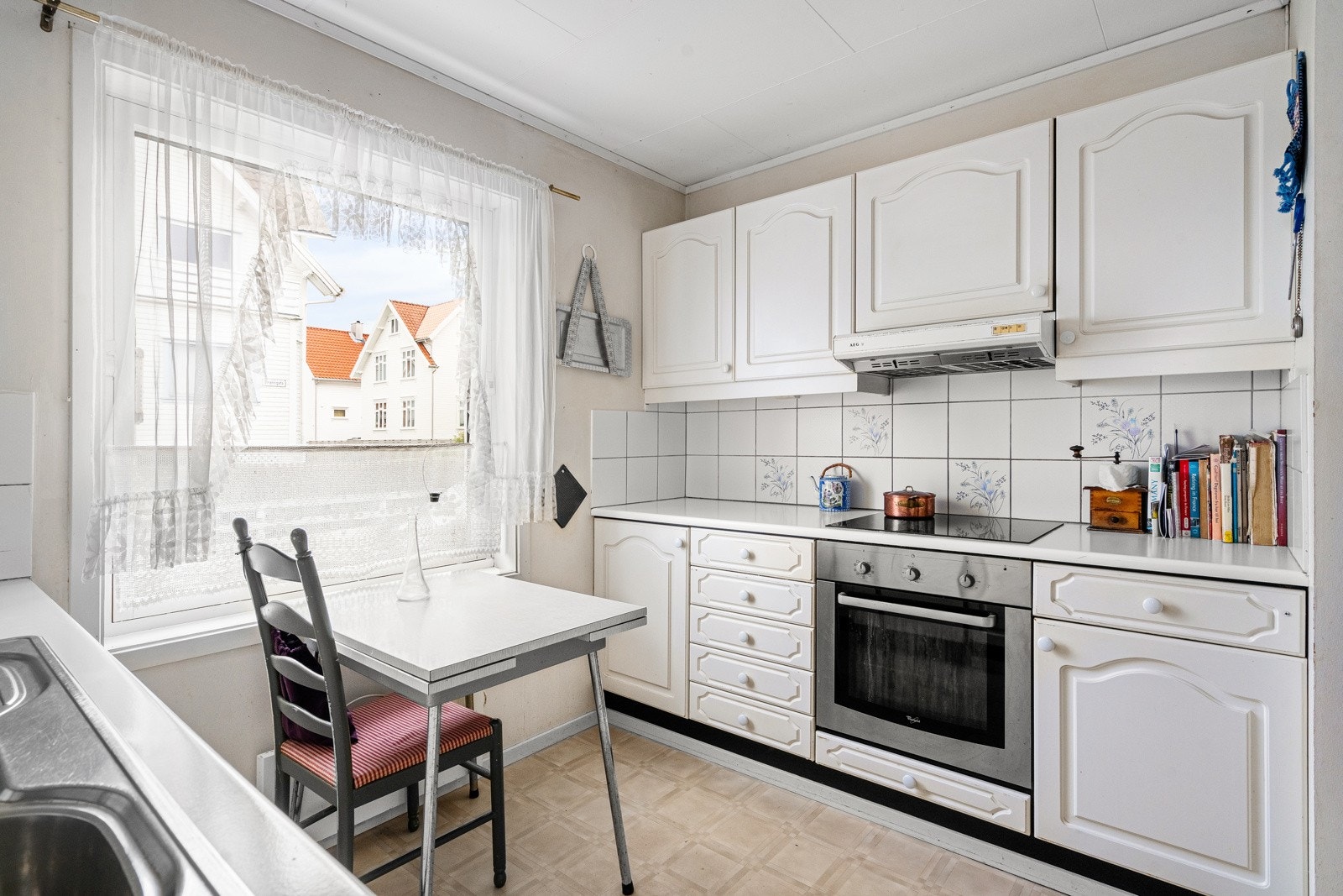 Kjøkken med god skap- og benkeplass. Galleribilde