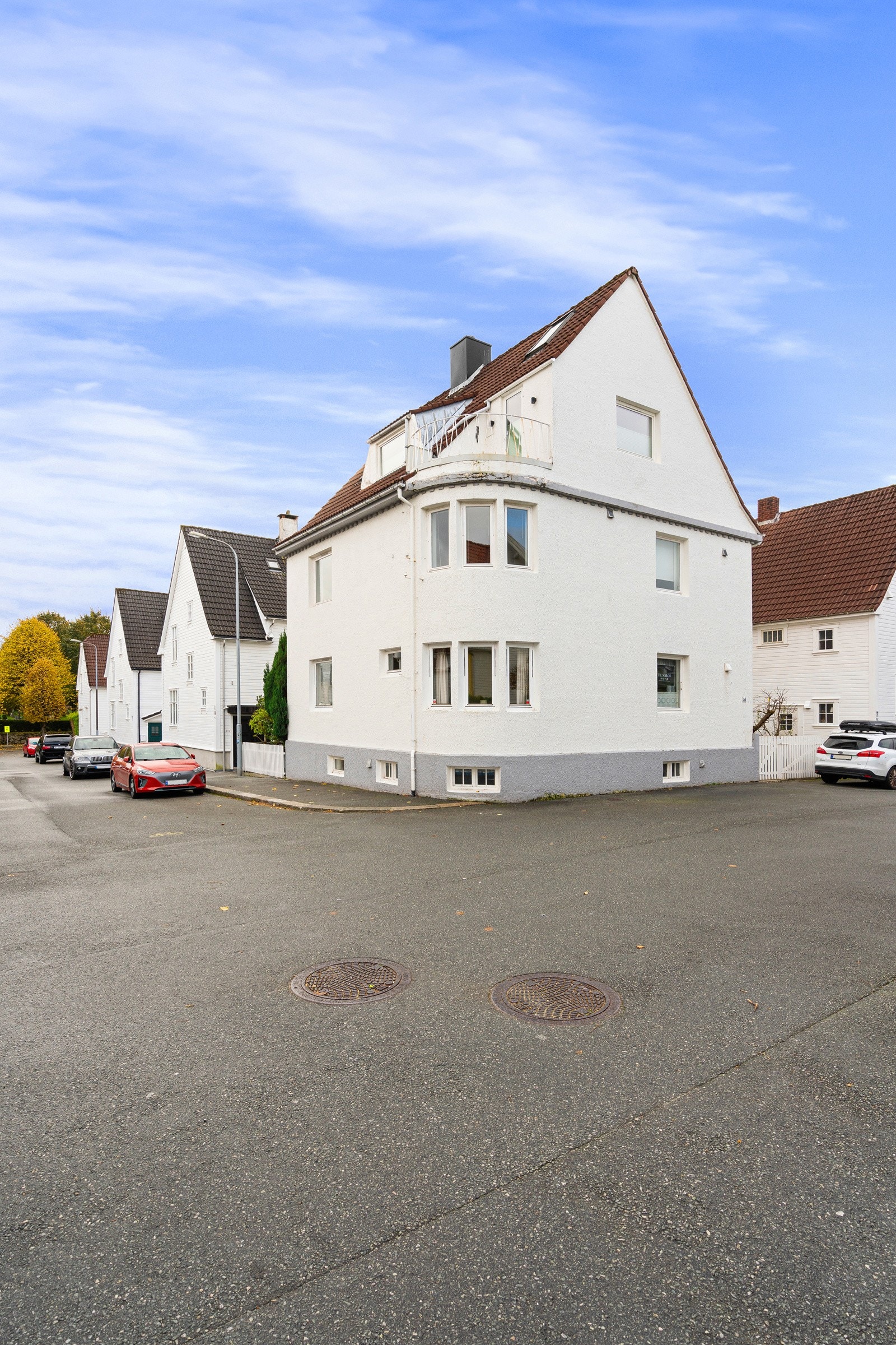 Leiligheten ligger pent til i høy 1. etasje i en pen murvilla fra 1921. Galleribilde