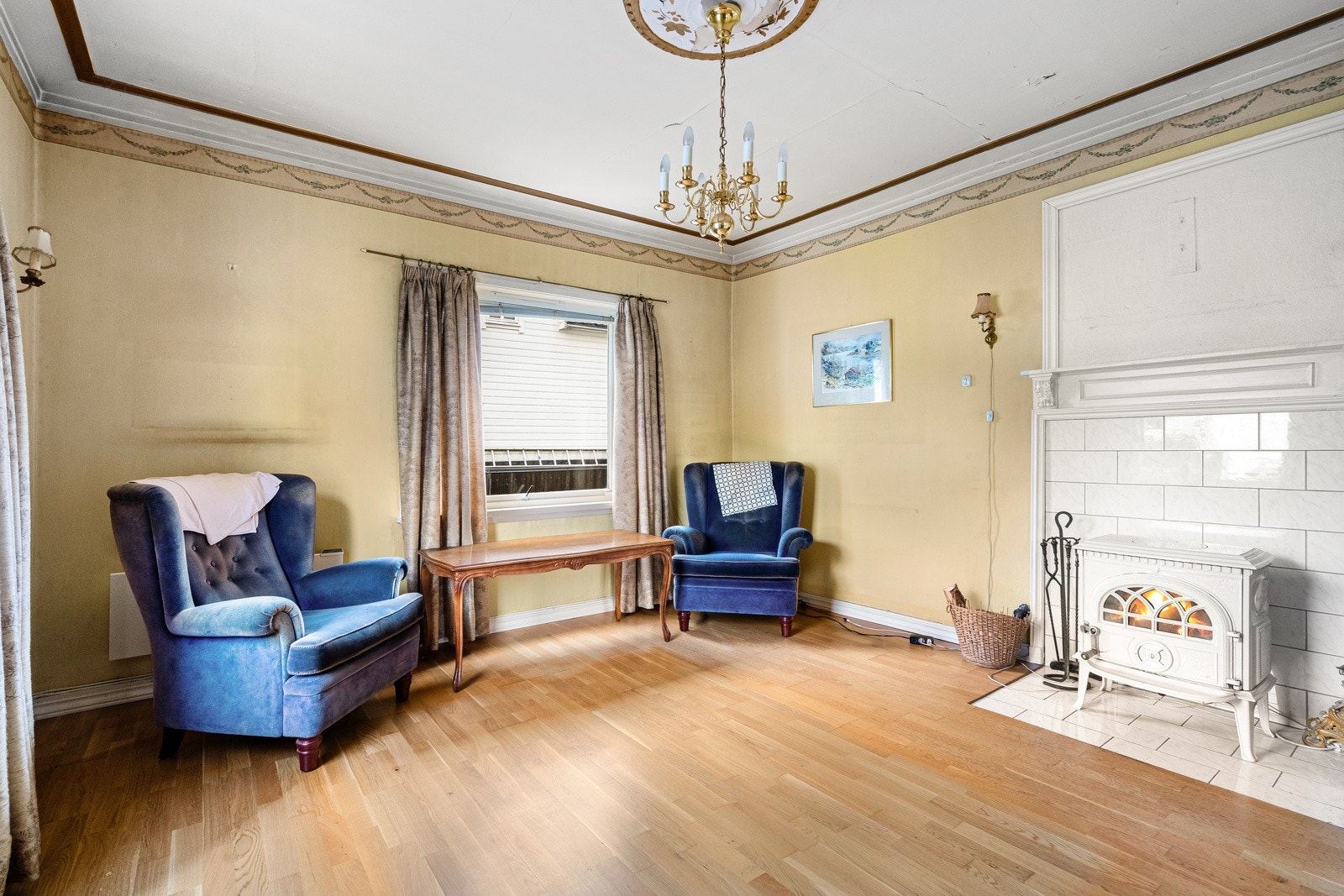 Leiligheten varmes opp av et pent ildsted og elektrisk oppvarming Galleribilde