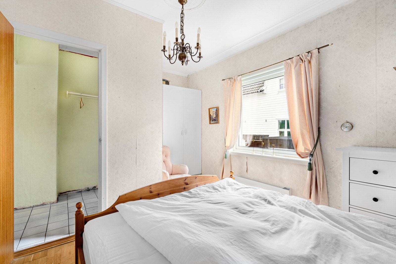 Her kan du enkelt innrede med dobbeltseng og garderobeløsning. Galleribilde