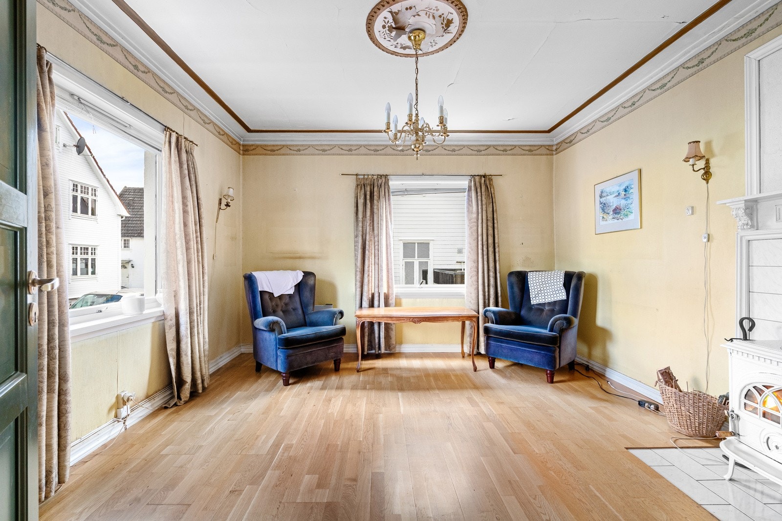 Takhøyden i oppholdsrom er målt til 2,64 meter. Legg merke til rosettene! Galleribilde