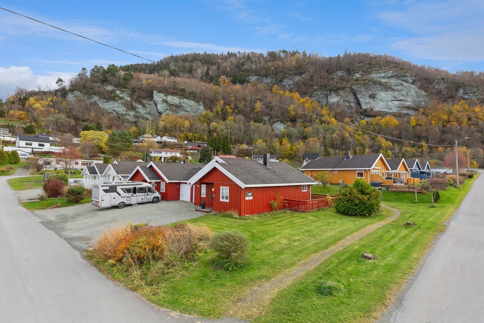 Rundt boligen er det grønne fellesareal og gode parkeringsmuligheter i garasje og på gårdsplass. Galleribilde