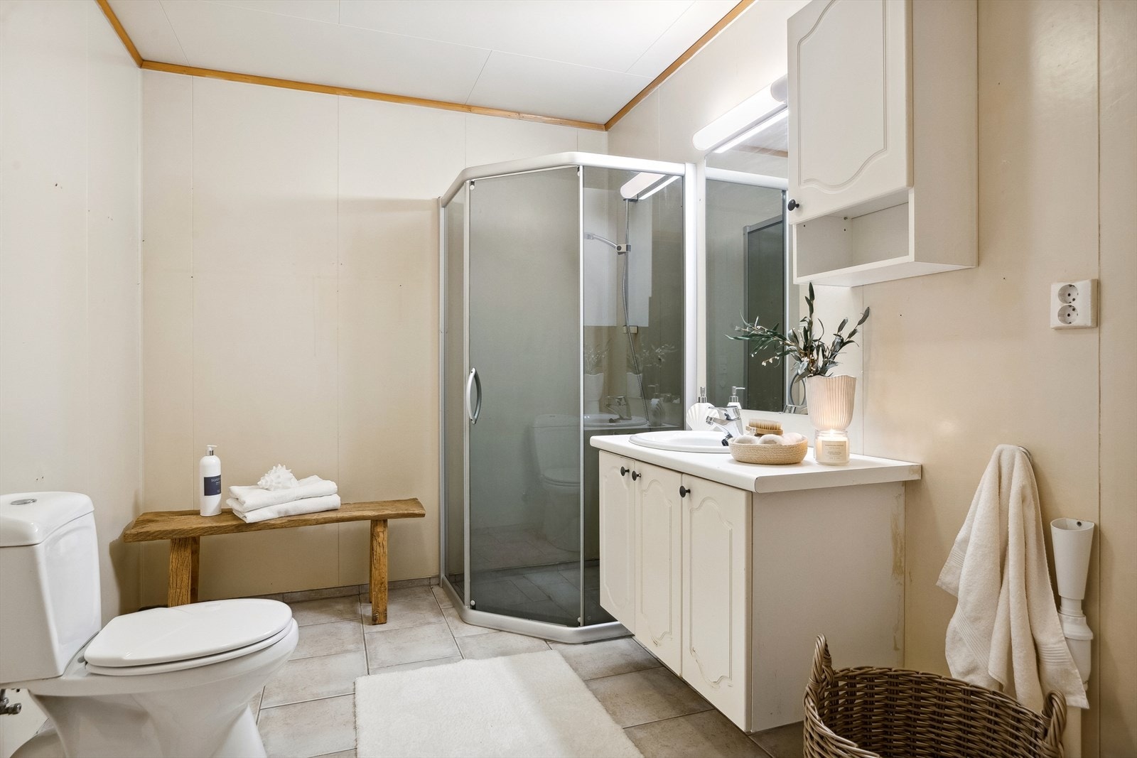 Badet har det man trenger av toalett, dusjløsning og opplegg for vaskemaskin. Galleribilde