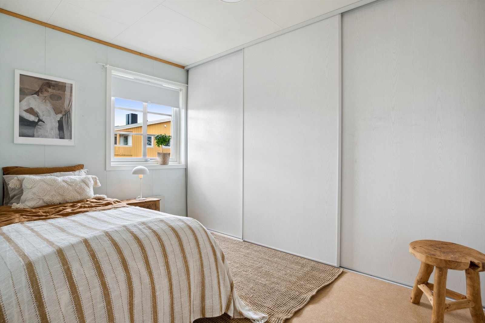 Det er skyvedørsgarderobe på ett soverom, en innvendig bod ved entreen og en bod i bakkant av garasjen. Galleribilde