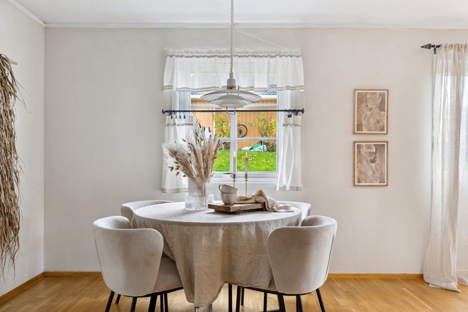 Det nøytrale fargevalget gjør det lett å piffe opp med farger man liker best. Galleribilde