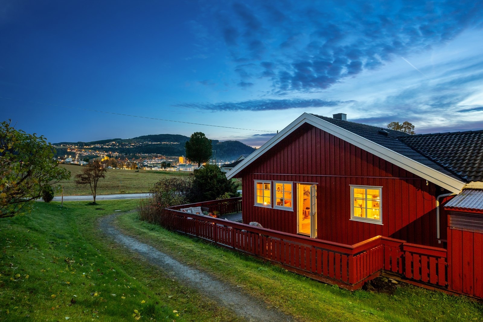 Fra boligen er det gangavstand til buss, barneskole og matbutikker. Galleribilde