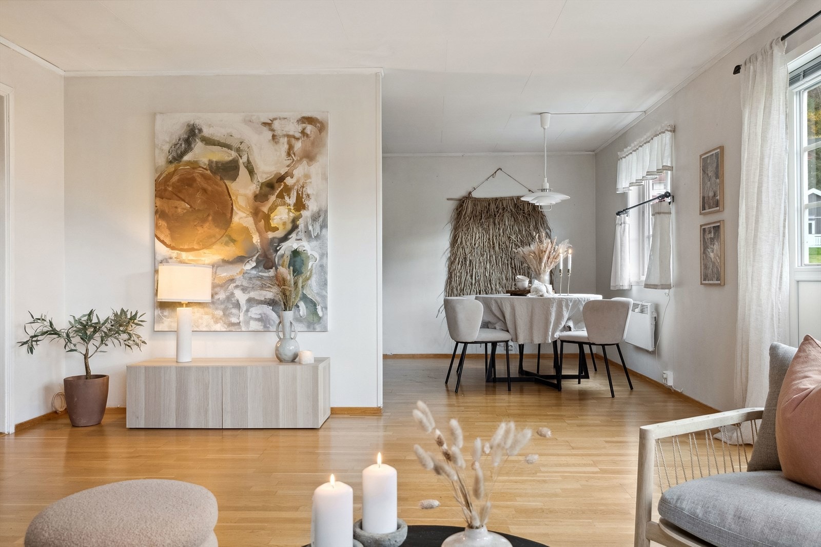 Med delvis åpen kjøkkenløsning får man en god romfølelse. Galleribilde