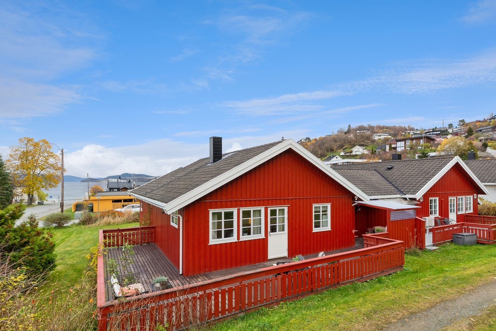 Stor og trivelig uteplass til glede gjennom hele året. Galleribilde