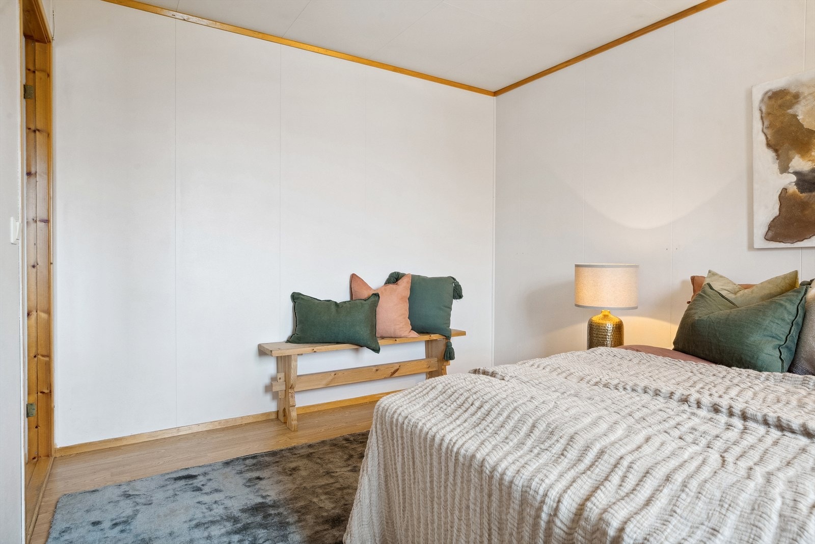 Soverommene vender ut mot gårdsplassen og ligger adskilt av entreen. Galleribilde