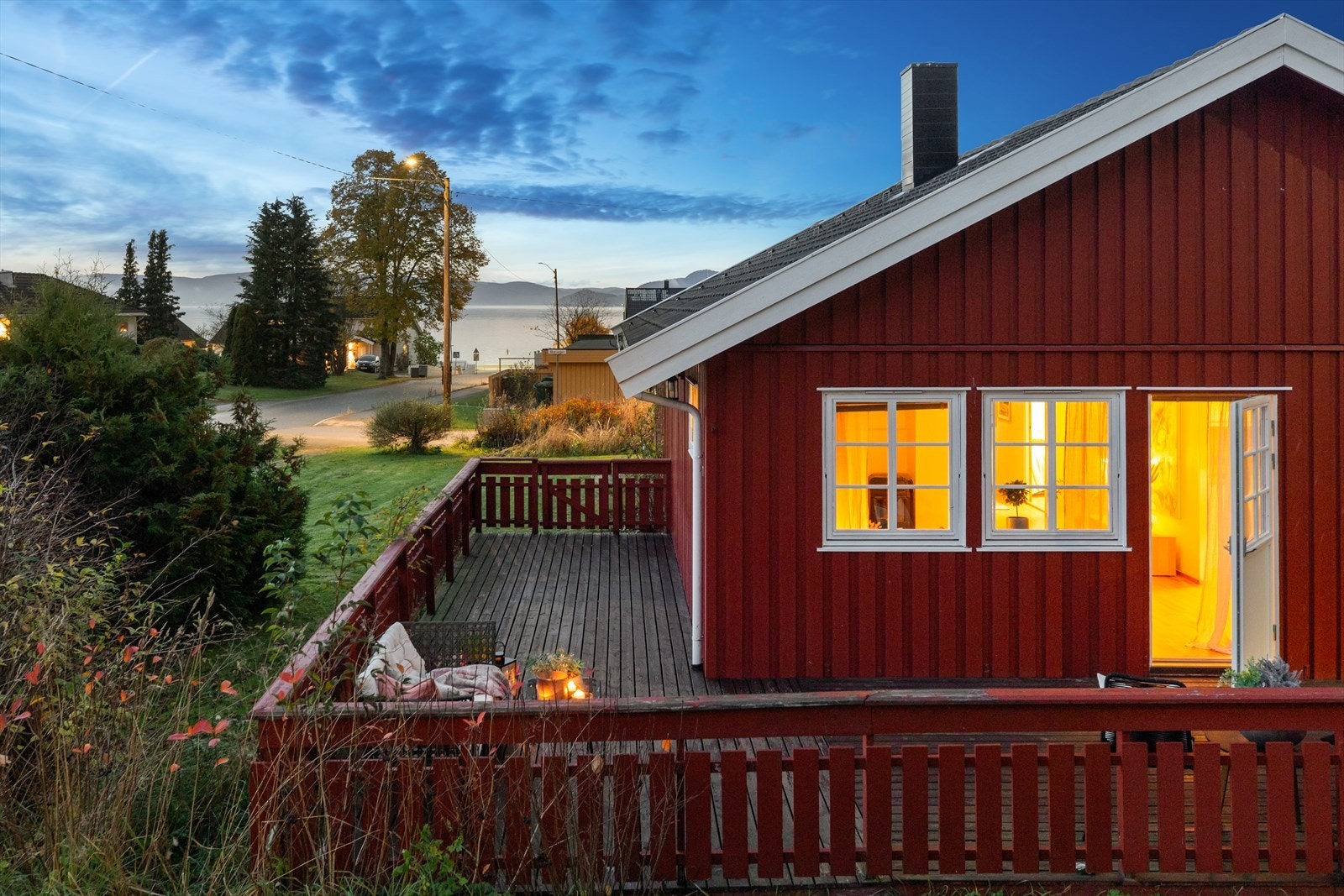 Fra stue/kjøkken kan man gå rett ut på en stor hjørneterrasse når dagene frister til utetid. Galleribilde