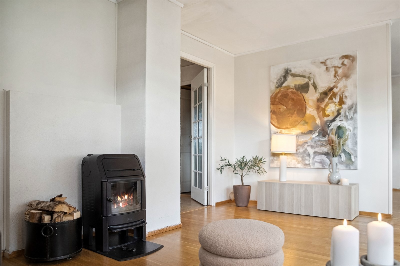 Ut mot entreen er det glassdør som holder kulden effektivt ute fra stuen. Galleribilde