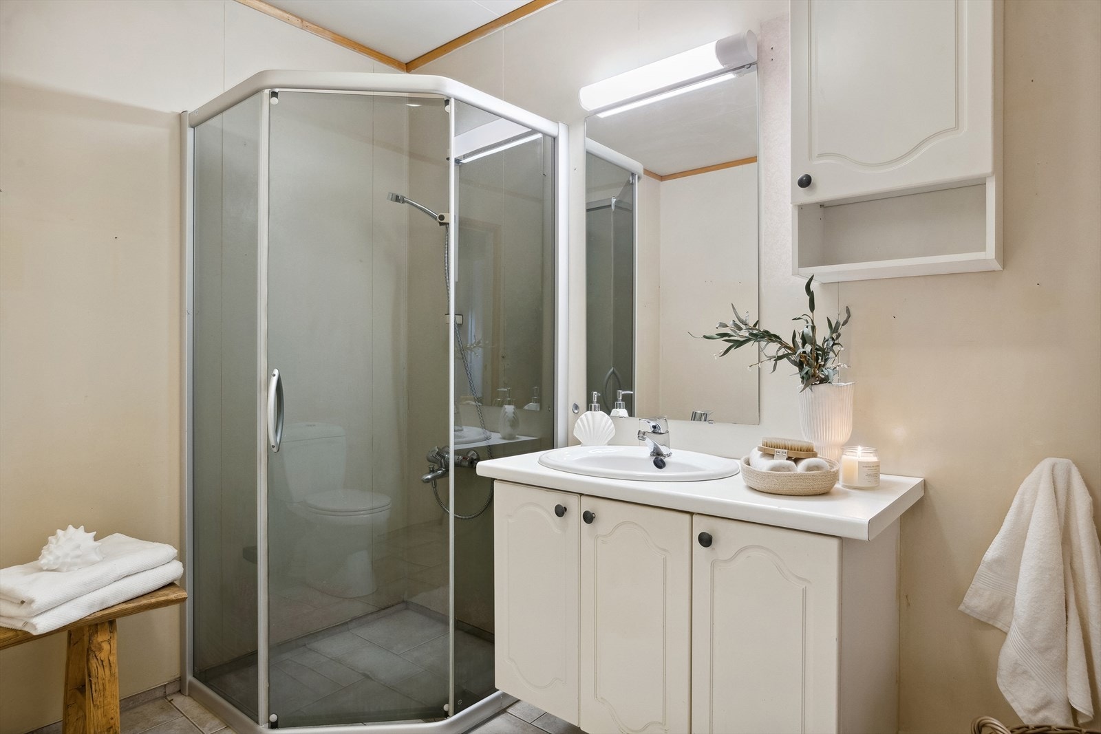 Baderomsinnredningen har flere skap til håndklær og velværeartikler. Galleribilde