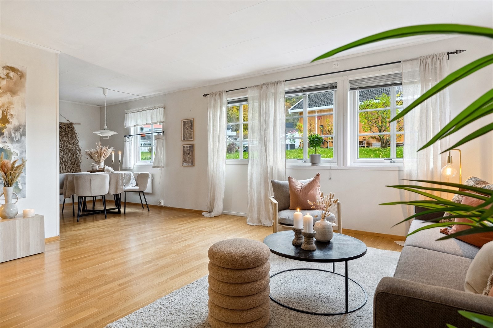 Stuen er et lyst og trivelig rom med god atmosfære. Galleribilde