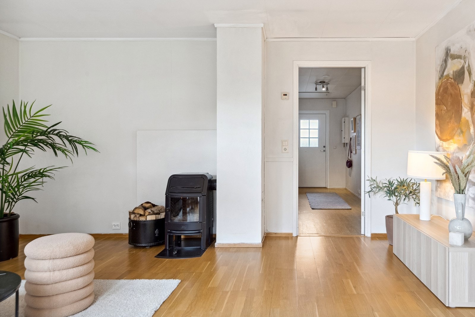 I entreen er det god plass til møblement for oppbevaring av jakker og sko. Galleribilde