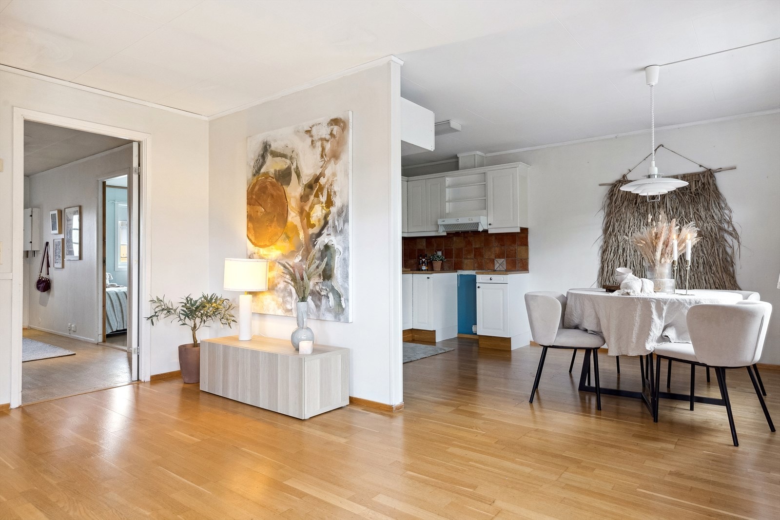 På veggen mot kjøkkenet er det plass til tv-løsning. Galleribilde