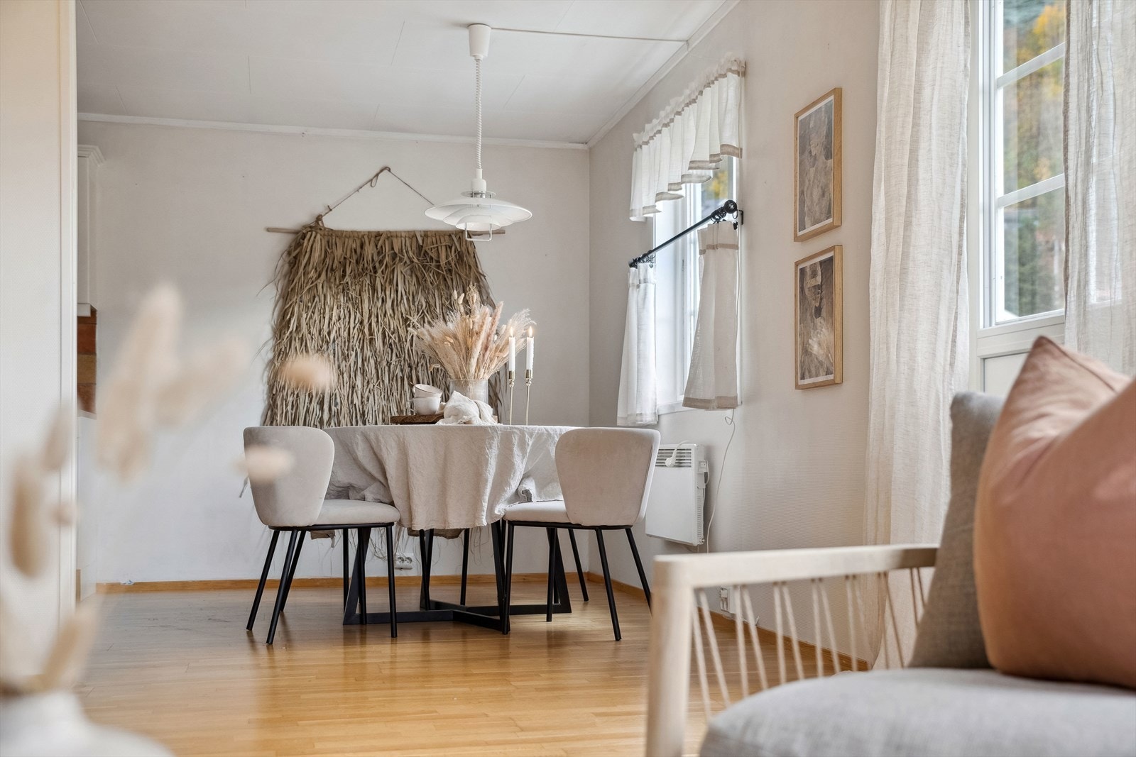 Rett utenfor kjøkkenet er det god plass til langbord for små og større anledninger. Galleribilde