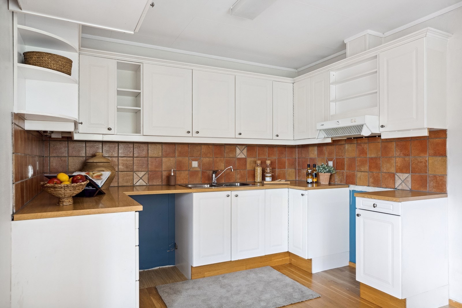 Det er plass til både komfyr, oppvaskmaskin og kjøleskap i innredningen. Galleribilde