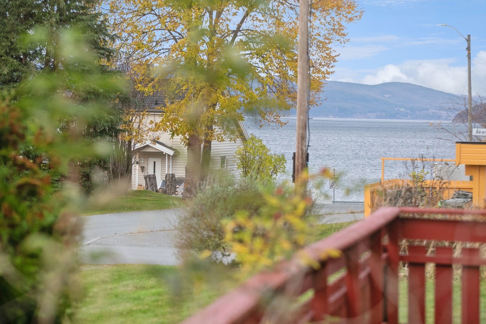 Fra terrassen kan man la blikket gli utover vakkert landskap av bølgende åkerlapper, sjø og fjell. Galleribilde