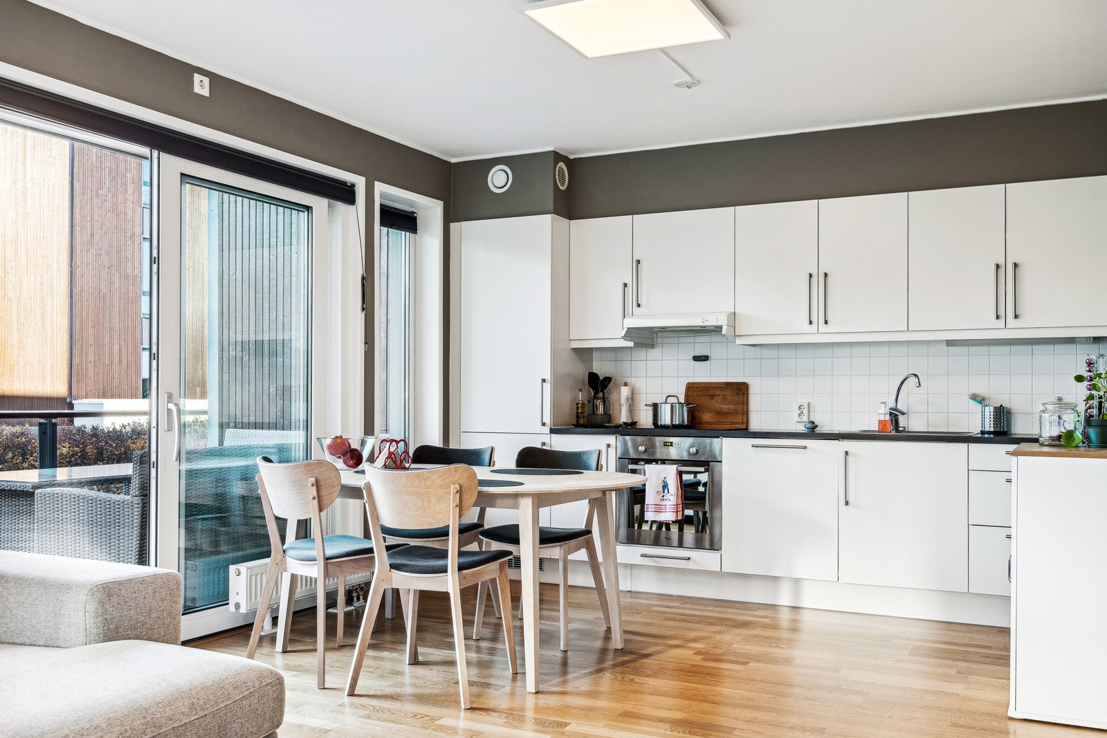 Leiligheten har en åpen kjøkkenløsning som skaper en mer sosial ramme. Galleribilde