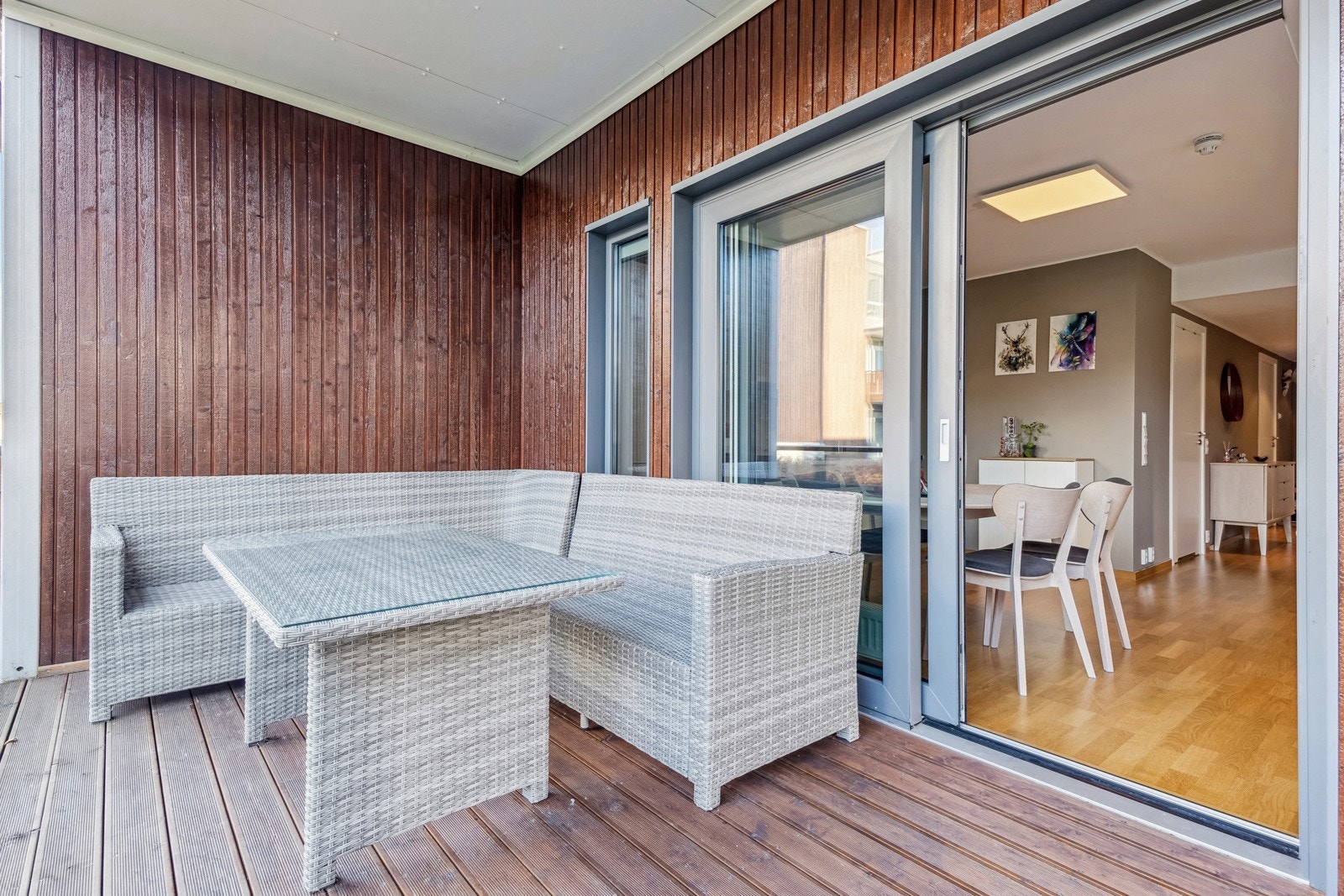 Her kan man innrede med ønsket utemøblement. Terrassen er overbygd som gjør at den kan brukes gjennom flere årstider. Galleribilde