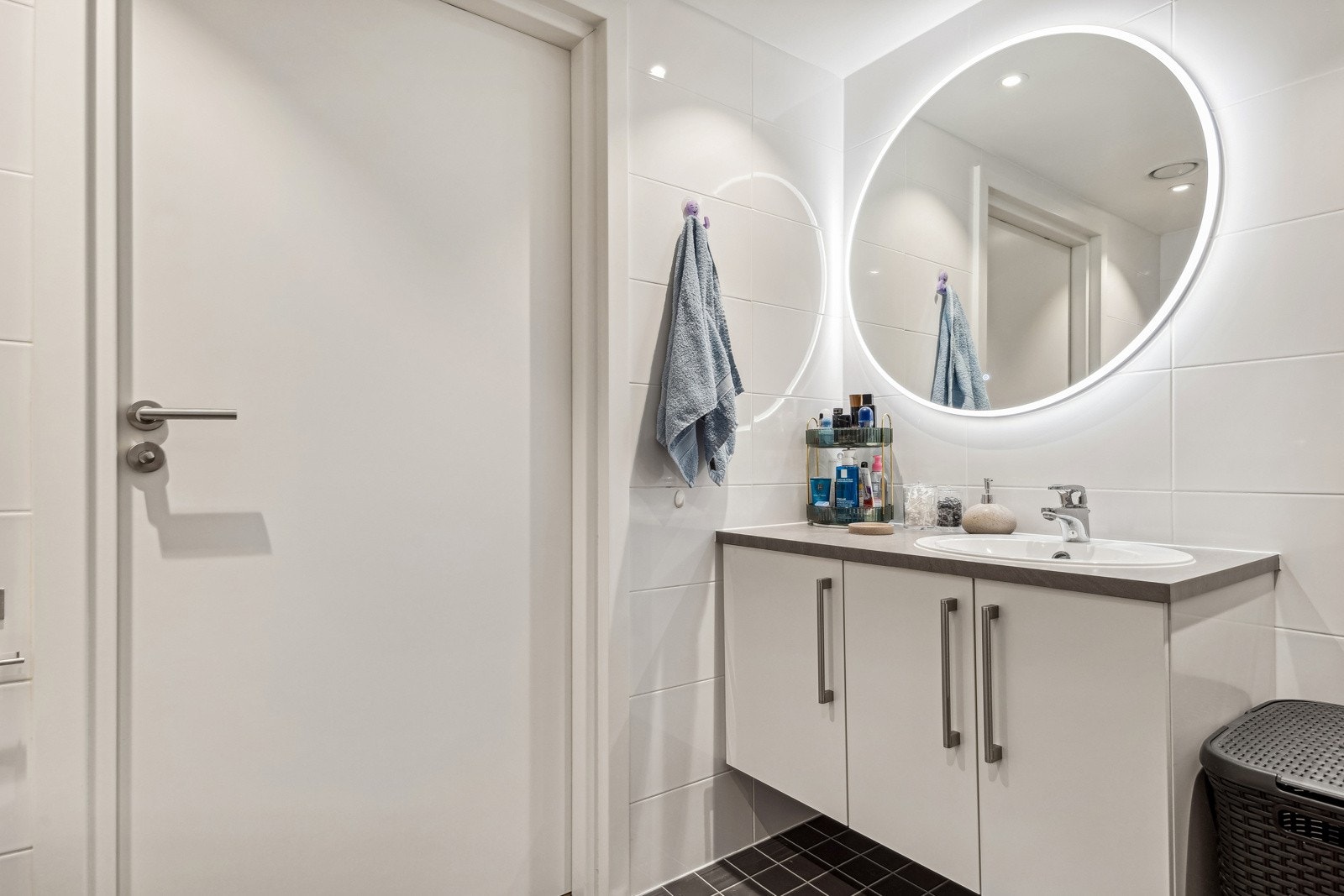 Badet har downlights i himlingen og varme i gulv. Galleribilde