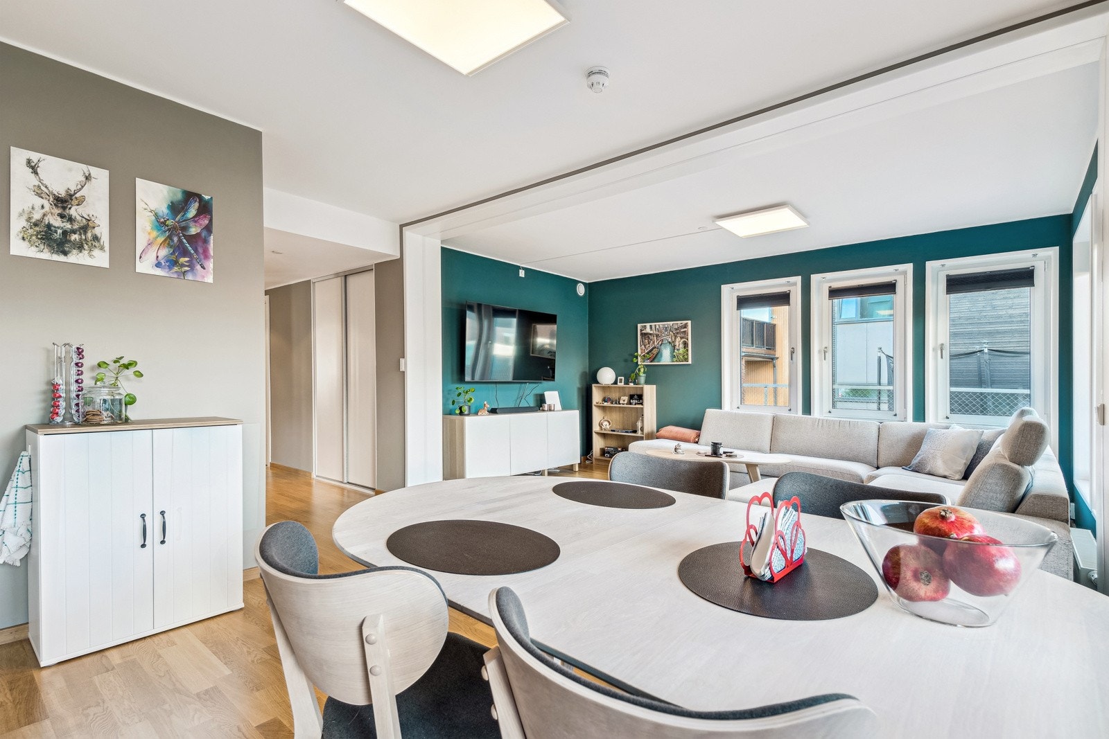 Stuen er naturlig inndelt i ulike brukssoner, og det passer utmerket å innrede med spisebord utenfor kjøkkenet. Galleribilde