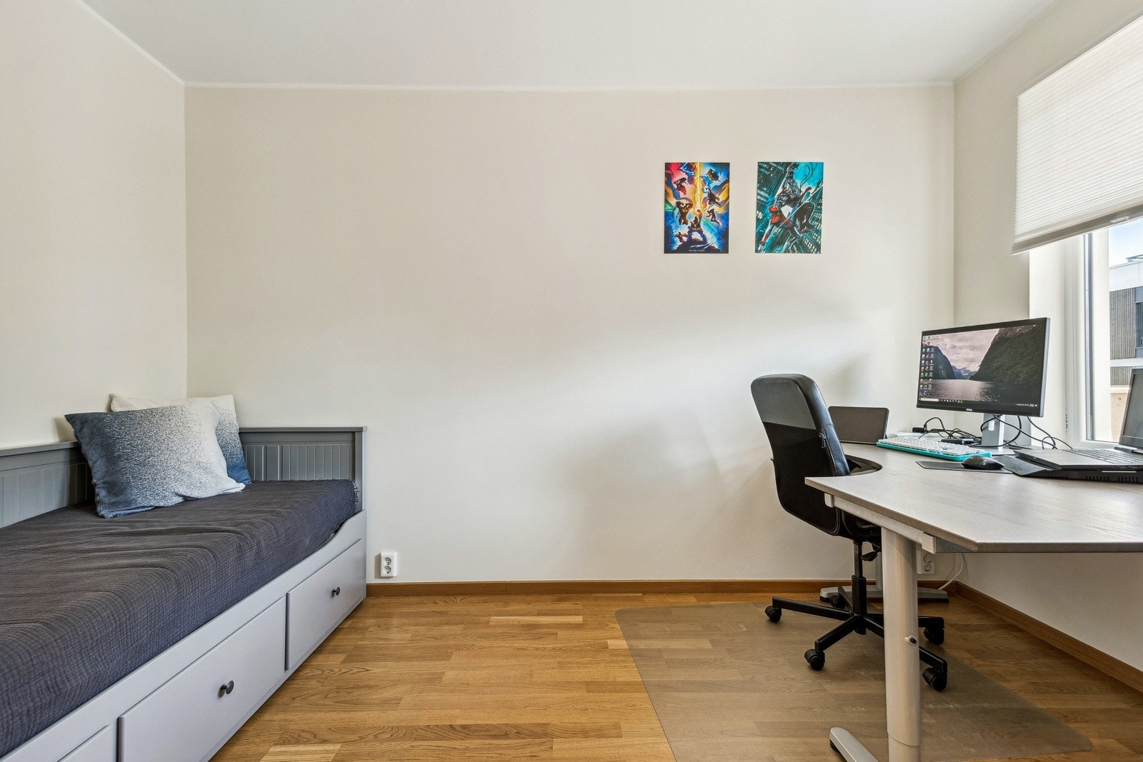 Soverom 2, måler 8 kvm og har god plass til seng og tilhørende møblement. Galleribilde