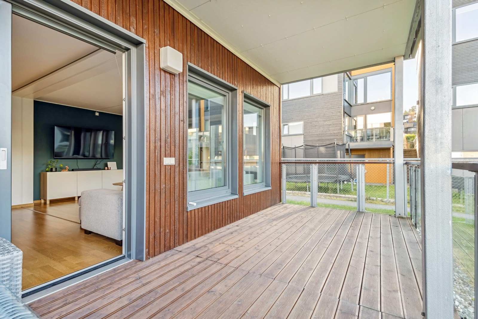 Fra stue/kjøkken har man utgang til terrasse på hele 18 kvm. Galleribilde