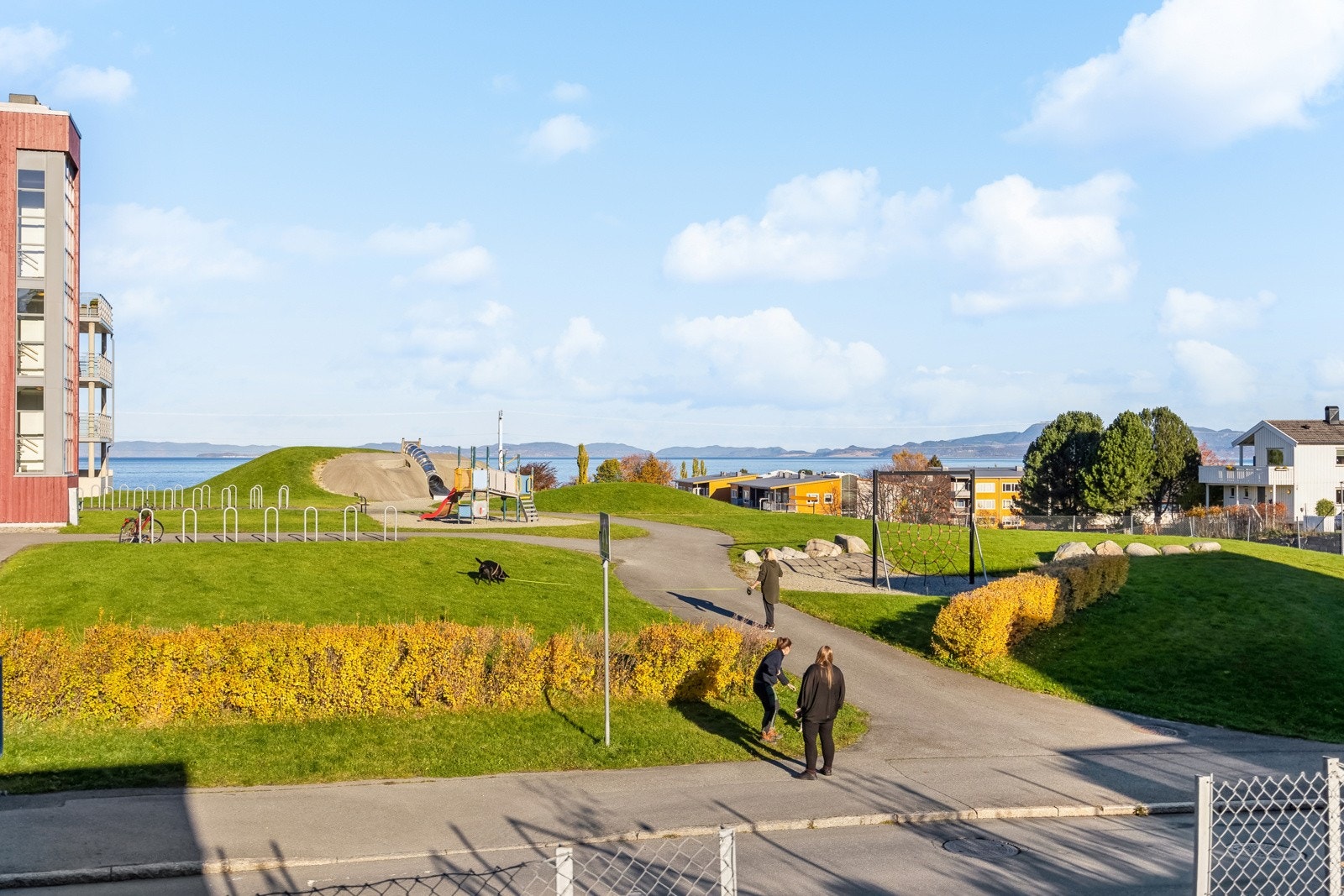 Fra leiligheten er det kort vei til dagligvare og kollektivtransport. Galleribilde