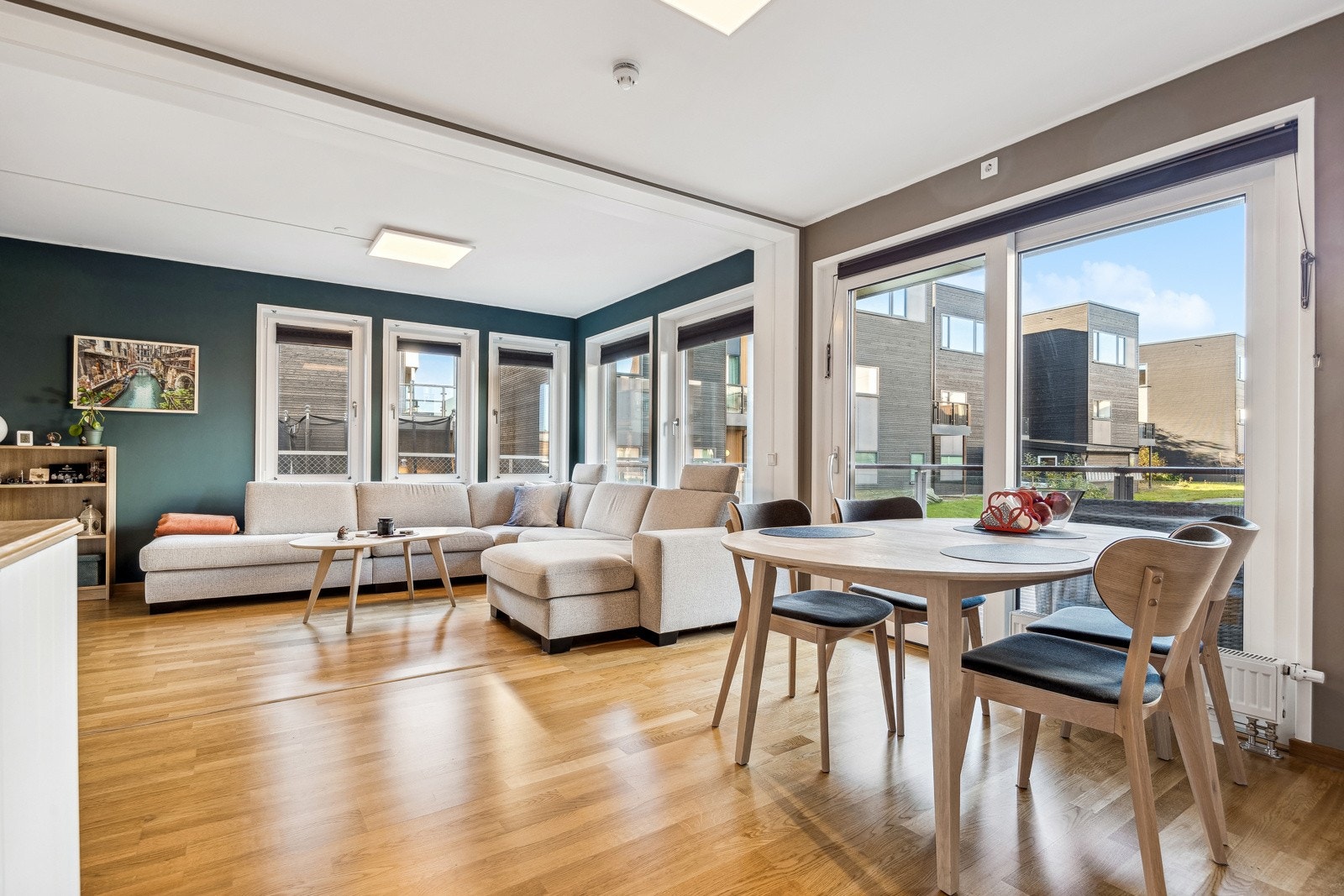 Leiligheten ligger på bakkeplan. Lys og åpen stue med store vindusflater. Galleribilde