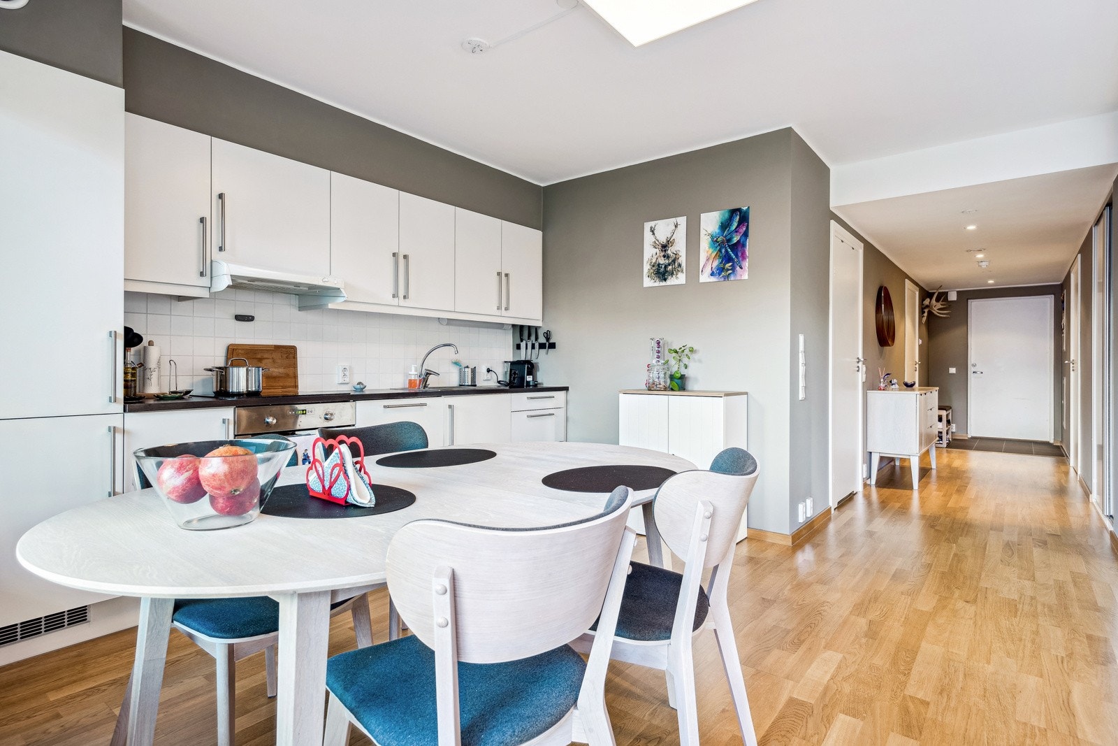 Kjøkkenet er utstyrt med integrerte hvitevarer som stekeovn, platetopp, oppvaskmaskin og kjøleskap med fryser. Galleribilde