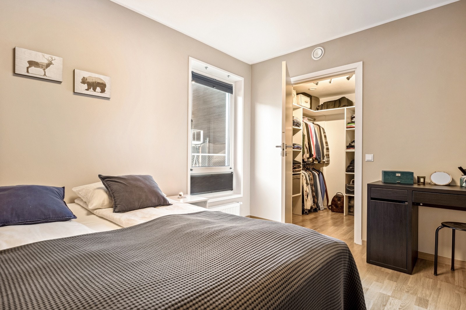 Fra soverommet har man inngang til Walk in closet som måler 4 kvm. Galleribilde