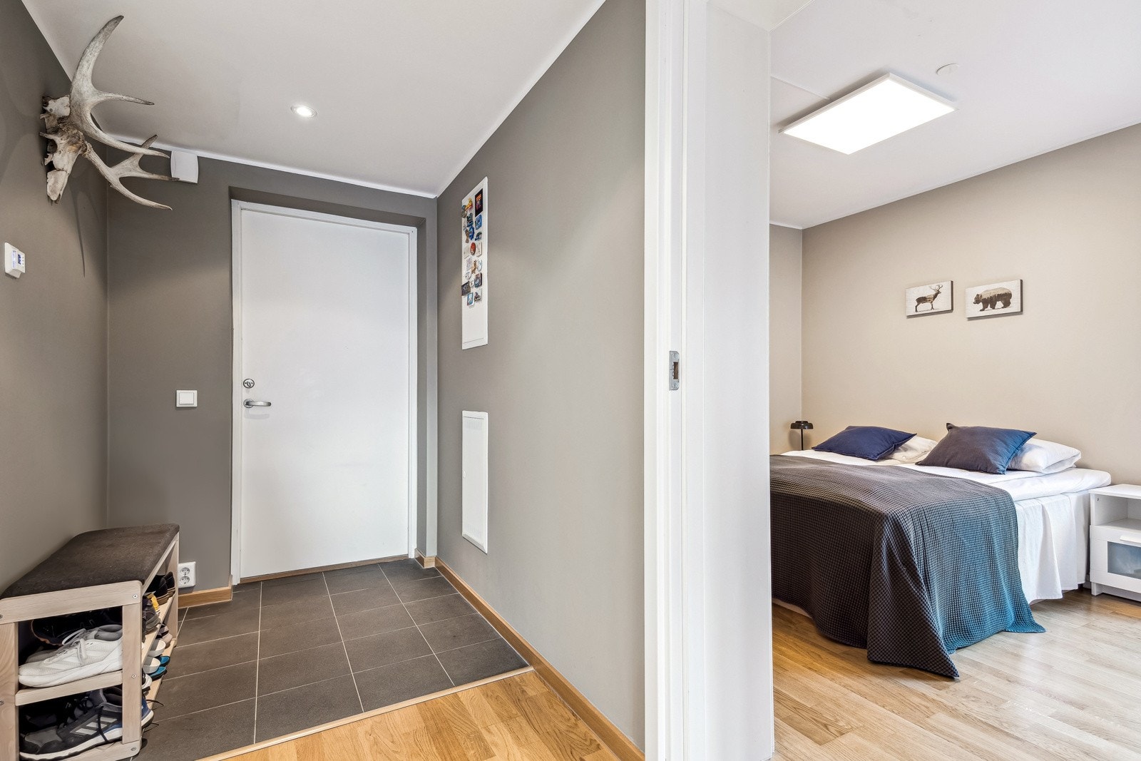 Entré med god plass til å henge fra seg yttertøyet. Galleribilde