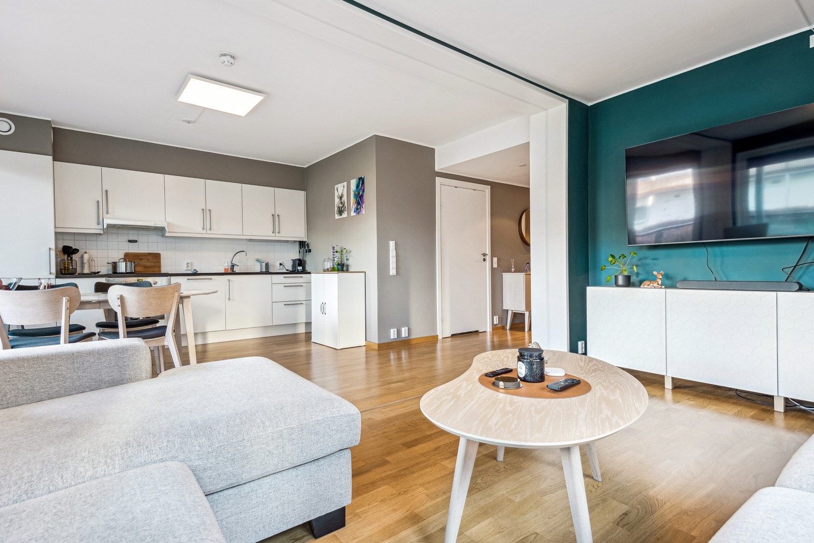 Stuen og kjøkkenet ligger i en åpen løsning og måler totalt 31 kvm. Galleribilde