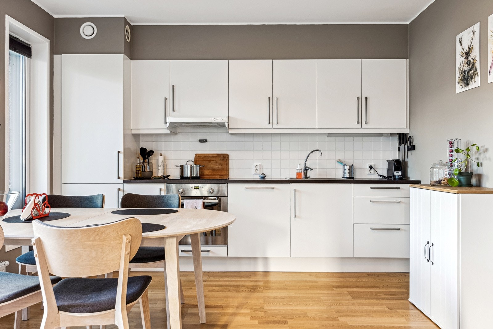 Kjøkkeninnredning fra HTH med glatte fronter og benkeplate av laminat. Galleribilde