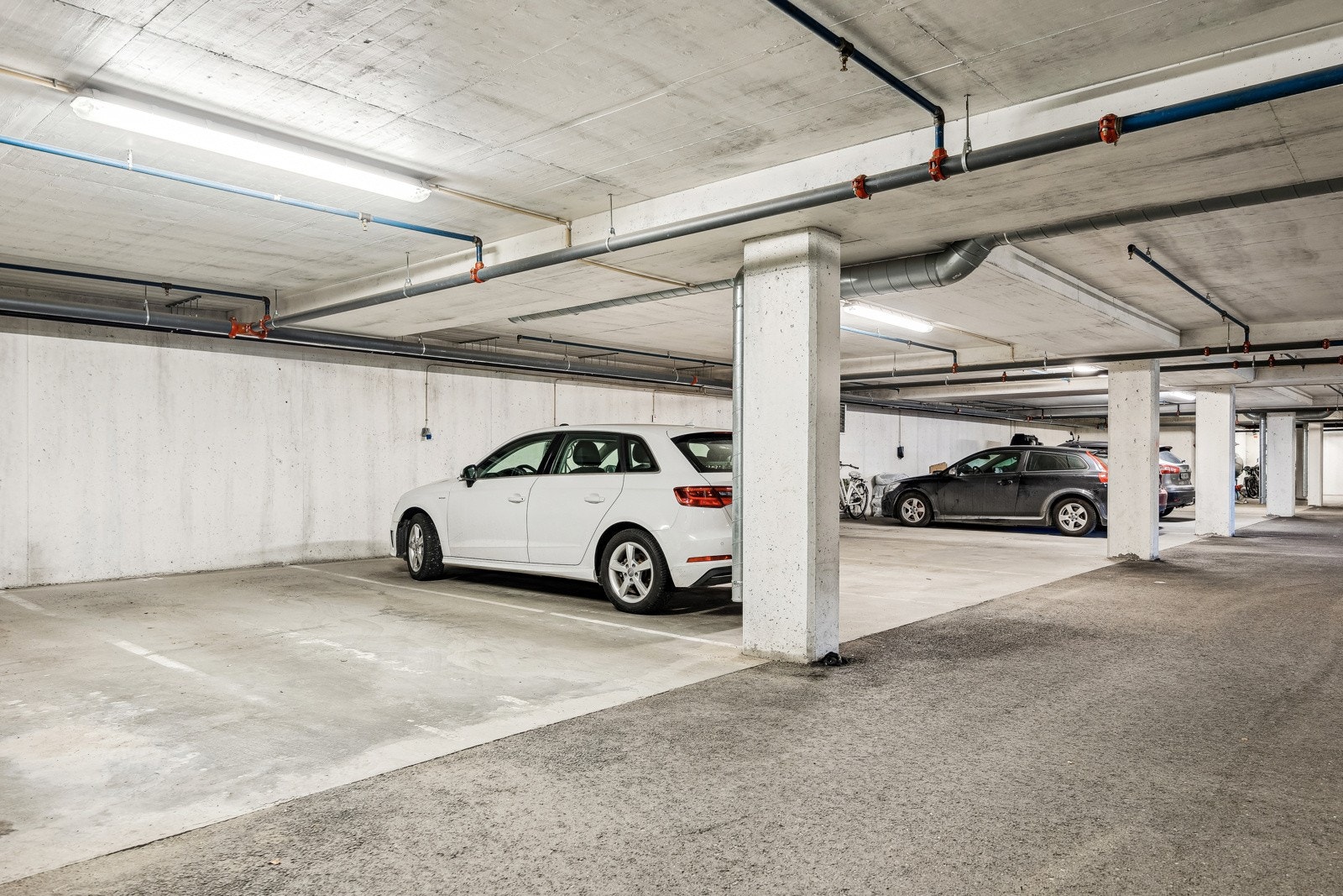 Plass i felles garasjeanlegg følger leiligheten. For øvrig er det utvendig gjesteparkering. Galleribilde