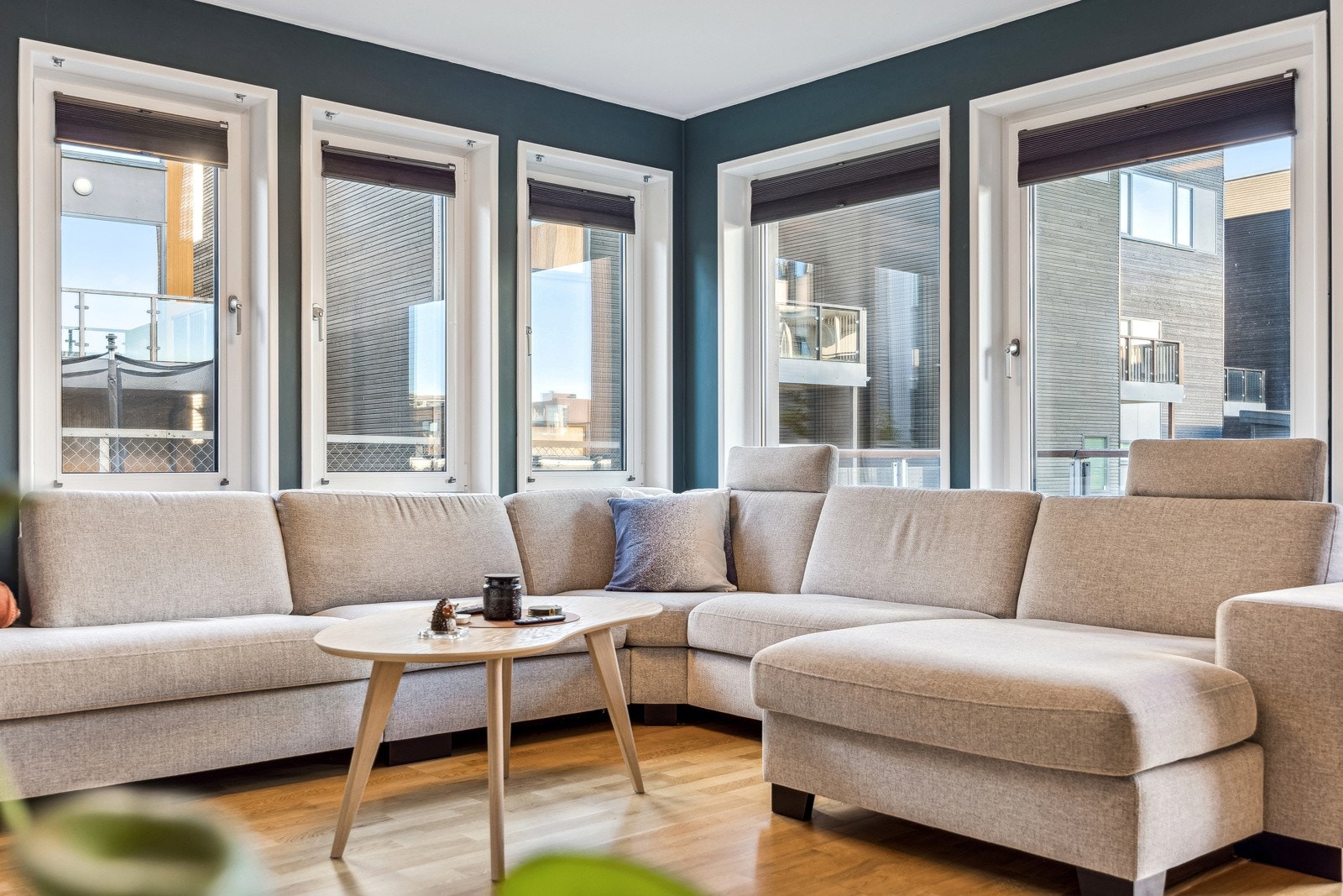 Vinduer i to himmelretninger sørger for herlig dagslys. Galleribilde