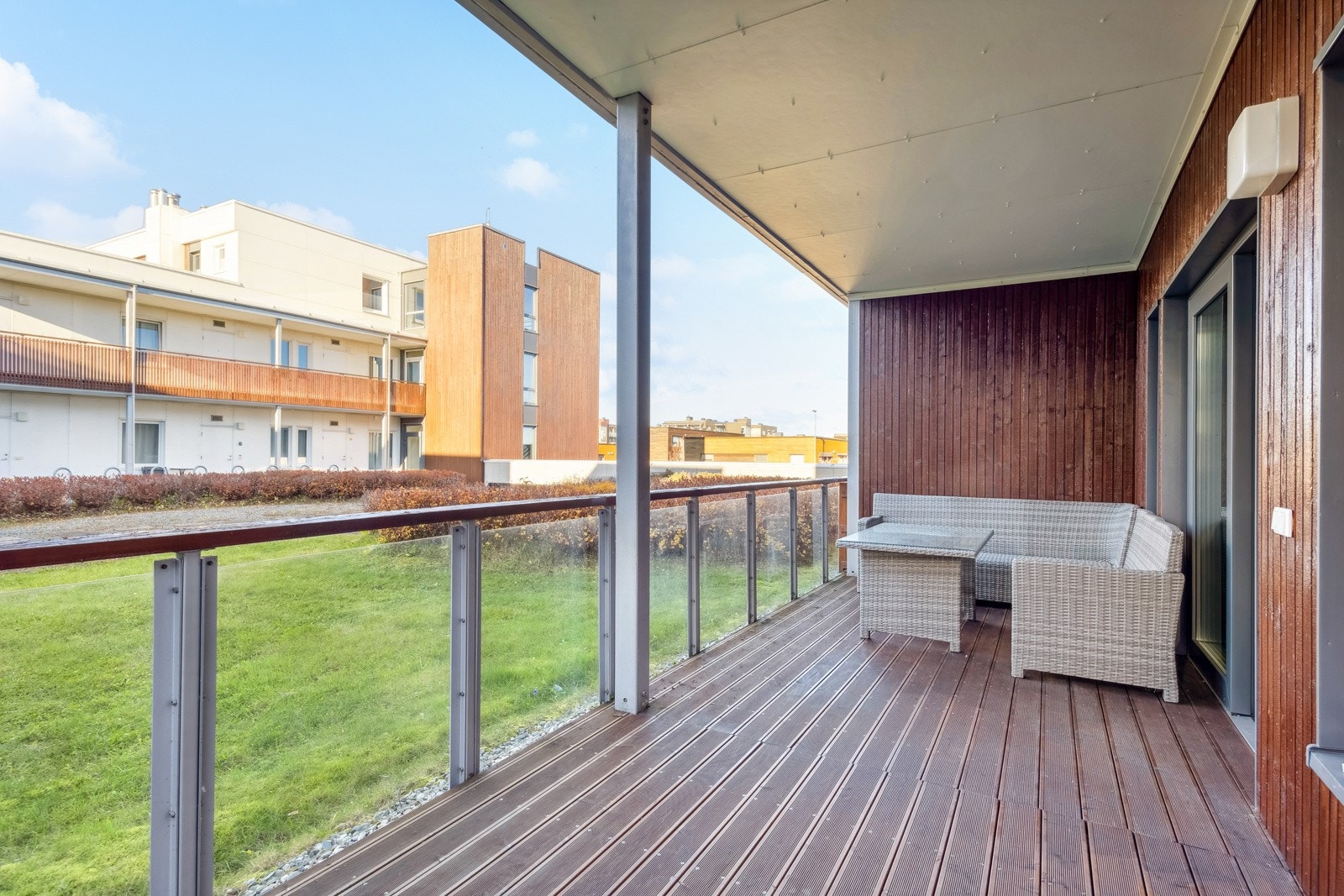 Fra terrassen har man fin utsikt over nærliggende bolig- og naturområder. Galleribilde