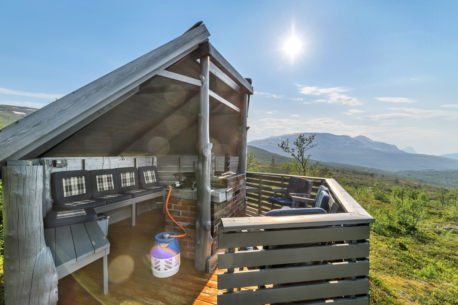 Flott gapahuk hvor man kan nyte utsikten. Galleribilde