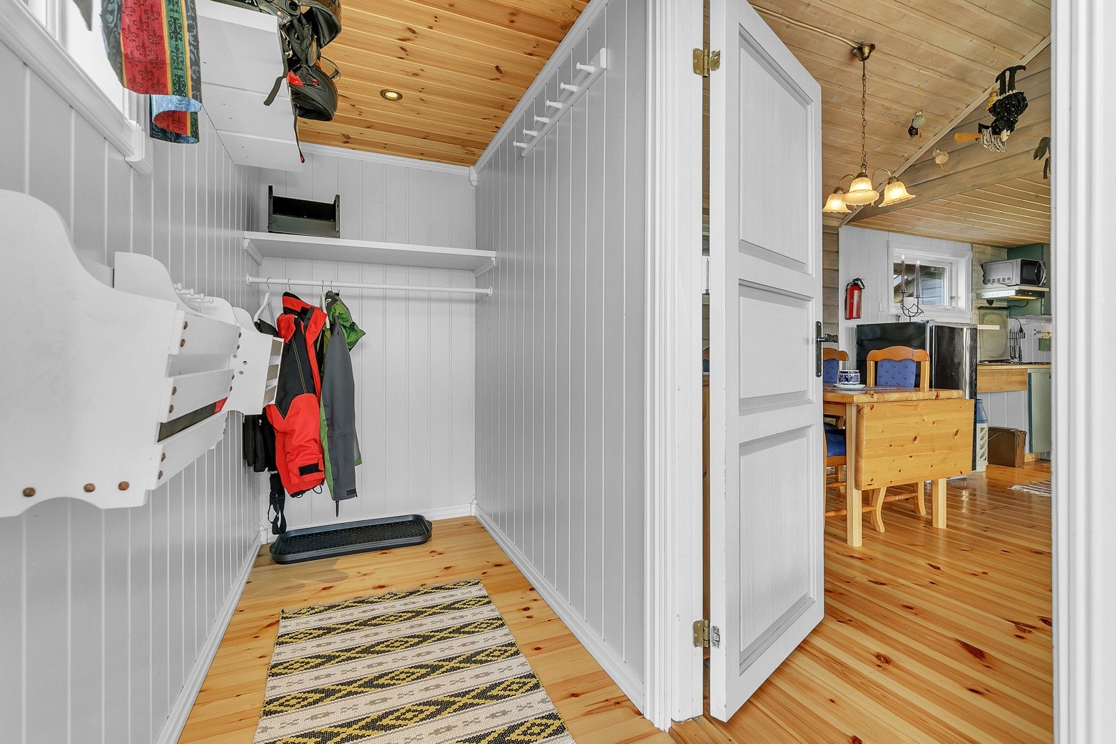 Entré med plass til klesoppheng Galleribilde