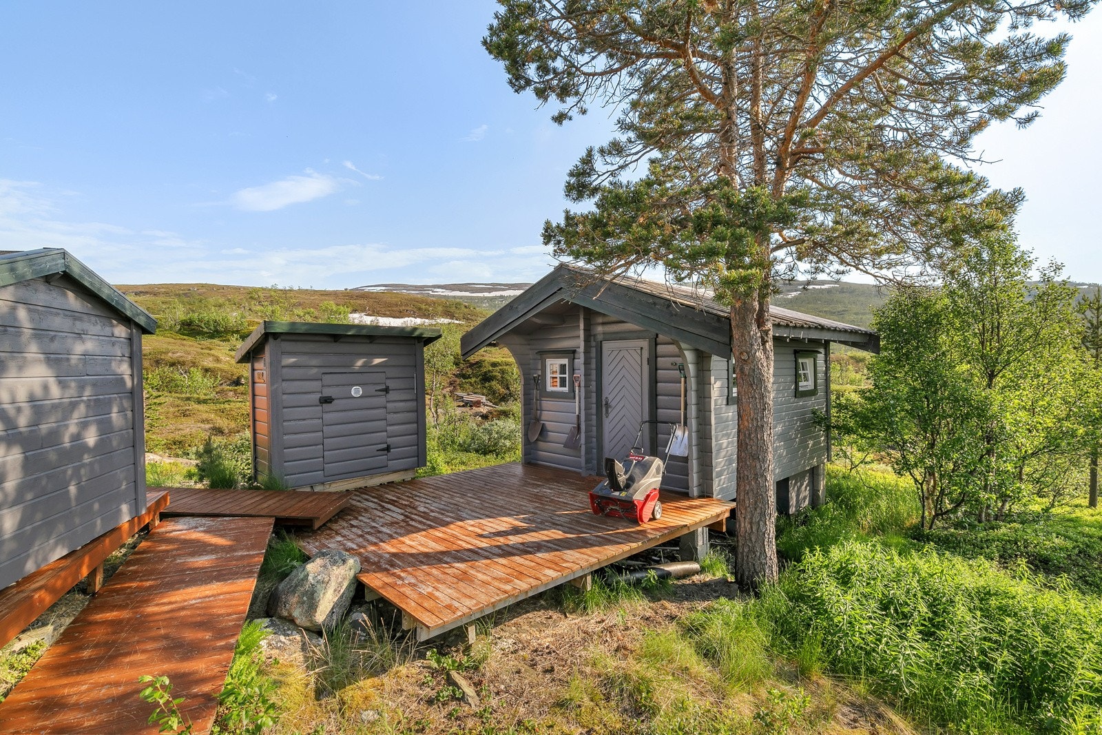 På eiendommen står det også en lekestue, uthus/utedo, samt at det er laget gapahuk. Galleribilde