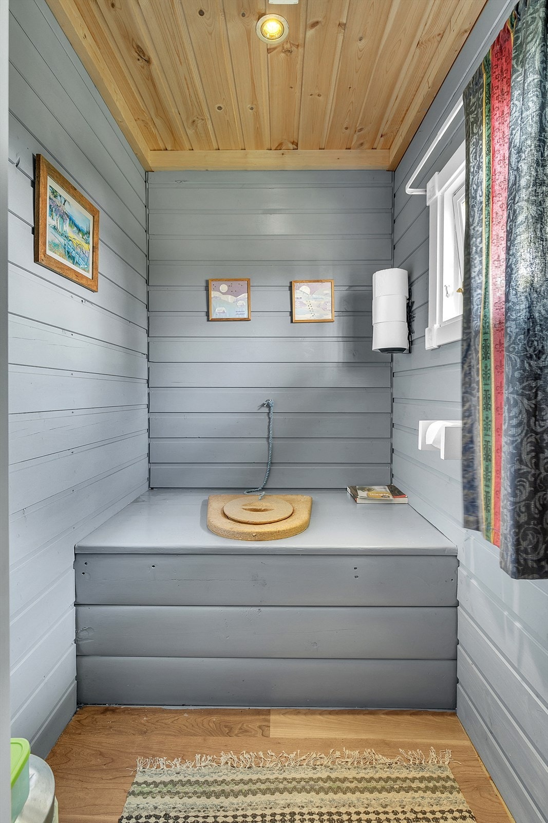 Fint utedo i uthus. Galleribilde