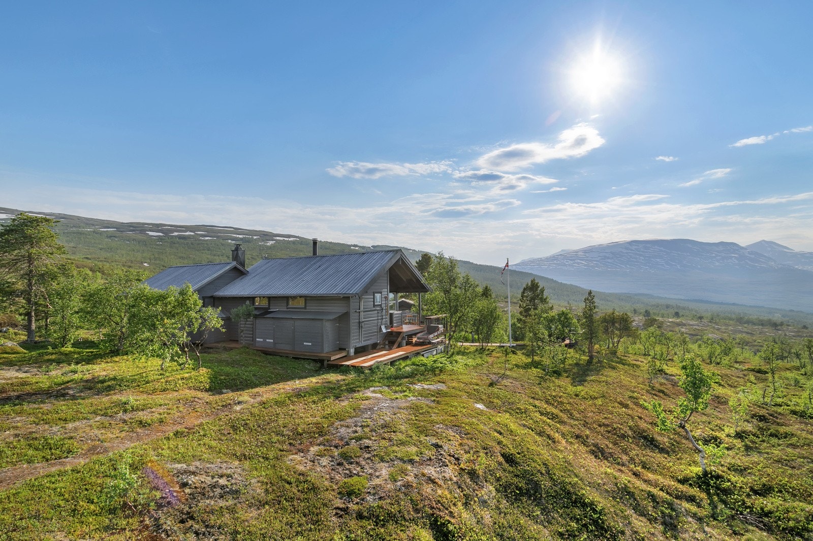 Her er gode solforhold og praktfull utsikt over Sagfjorden, Salangsverket, Løksetindan, Lifjell og Reitetindan. Galleribilde