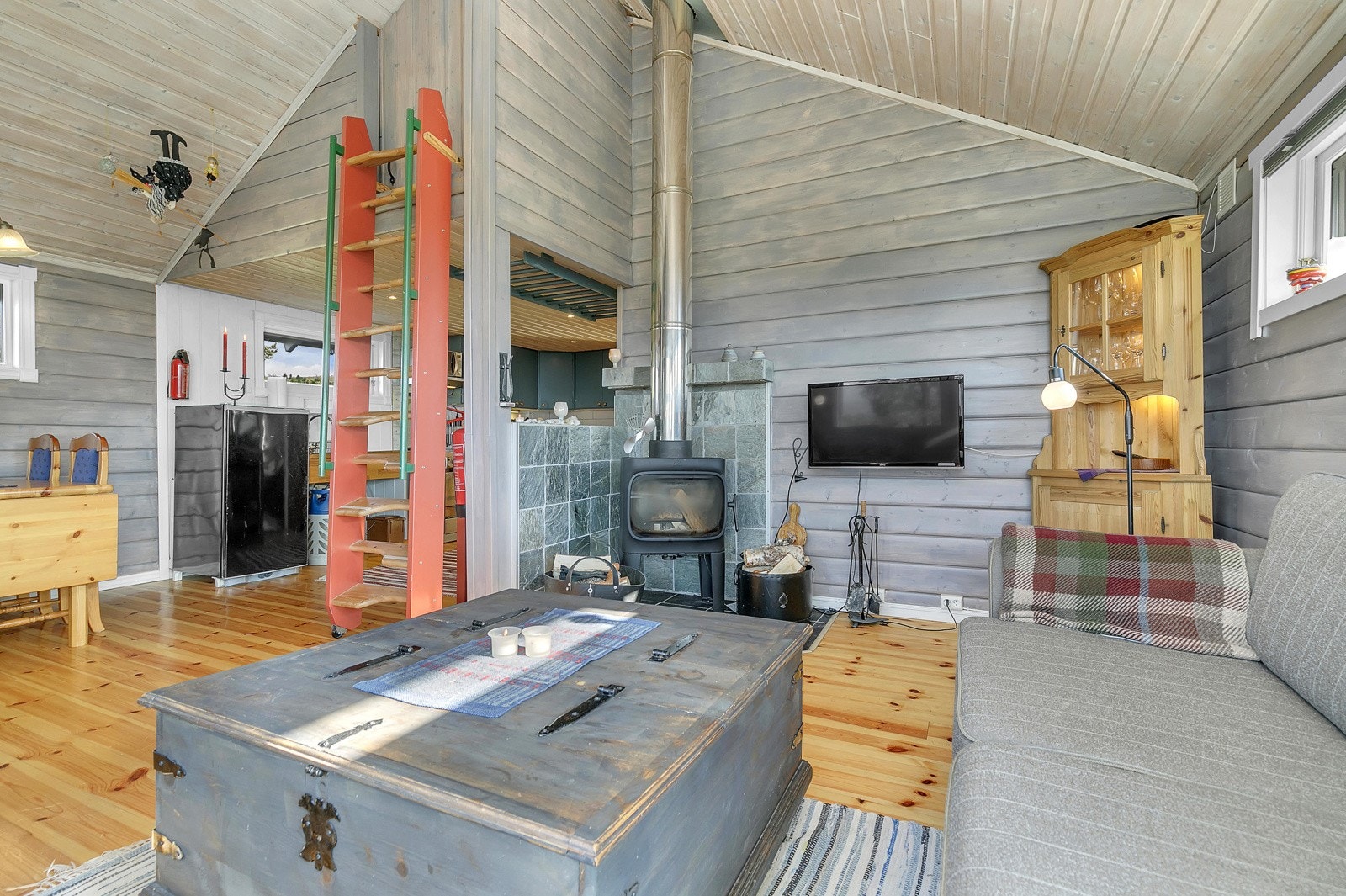 Fra stue er det stigetrapp til hems. Galleribilde