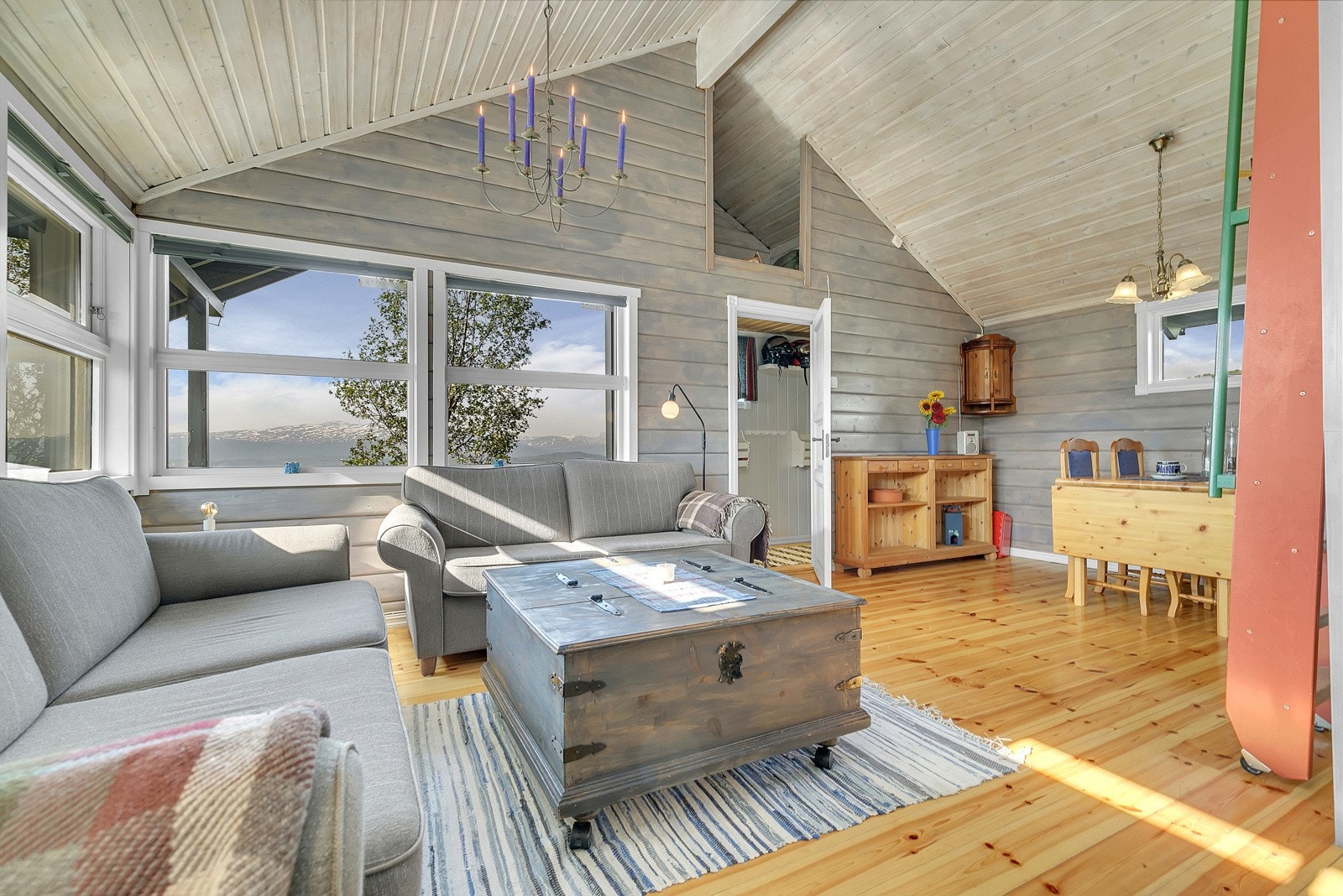 Pen og luftig stue med god takhøyde. Galleribilde