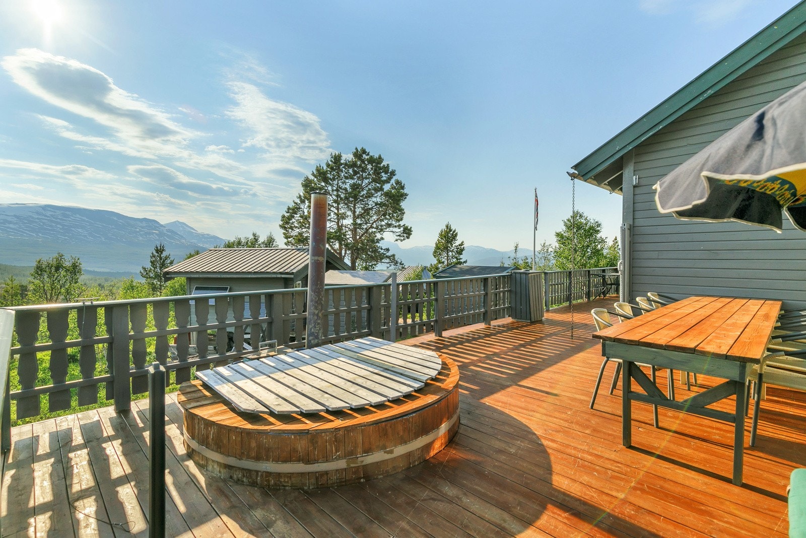 Stor terrasse som i 2012 ble utvidet og er på hele 72m². Galleribilde