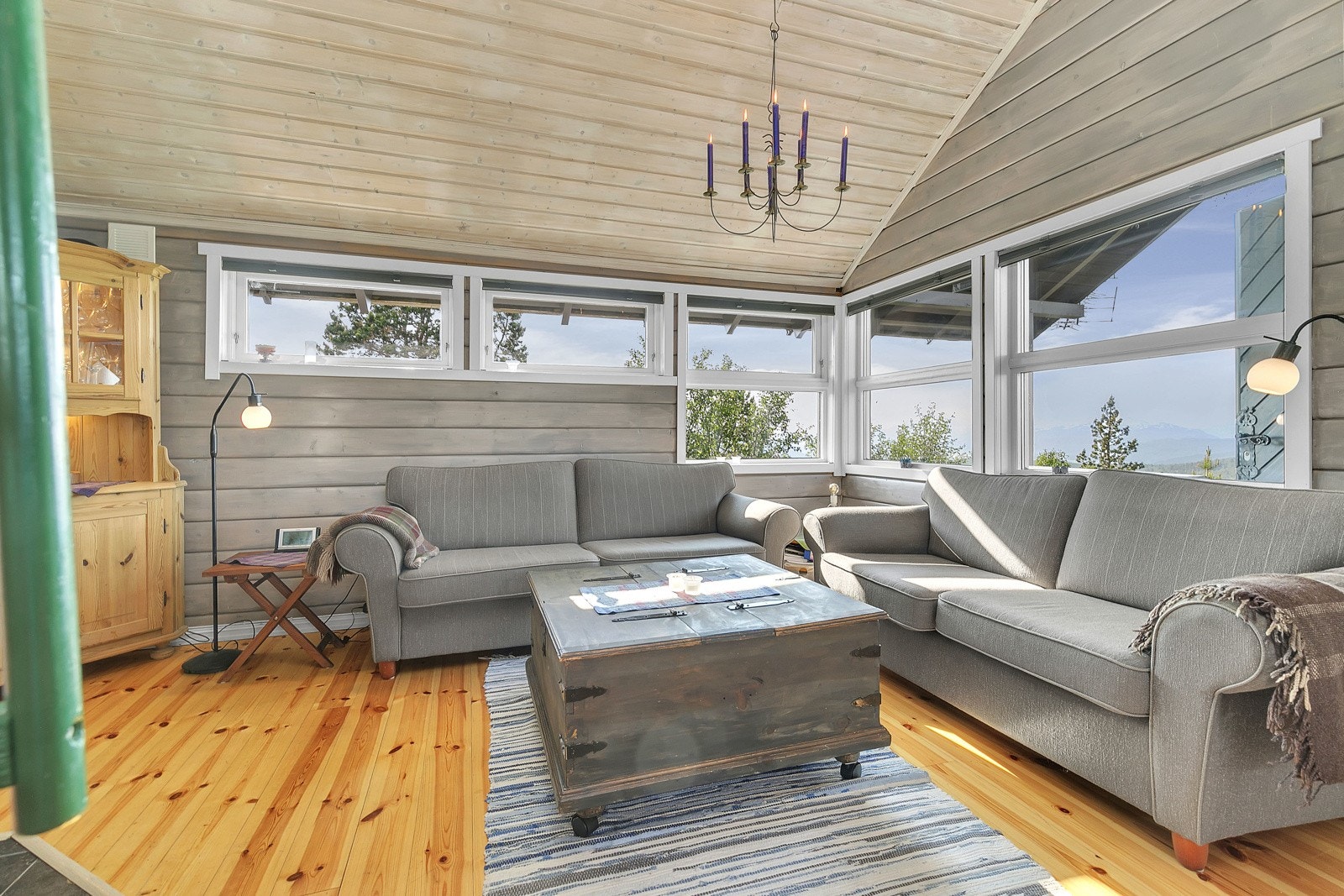 Her er godt med lysinnslipp fra vindusflater i forskjellige størrelser. Galleribilde