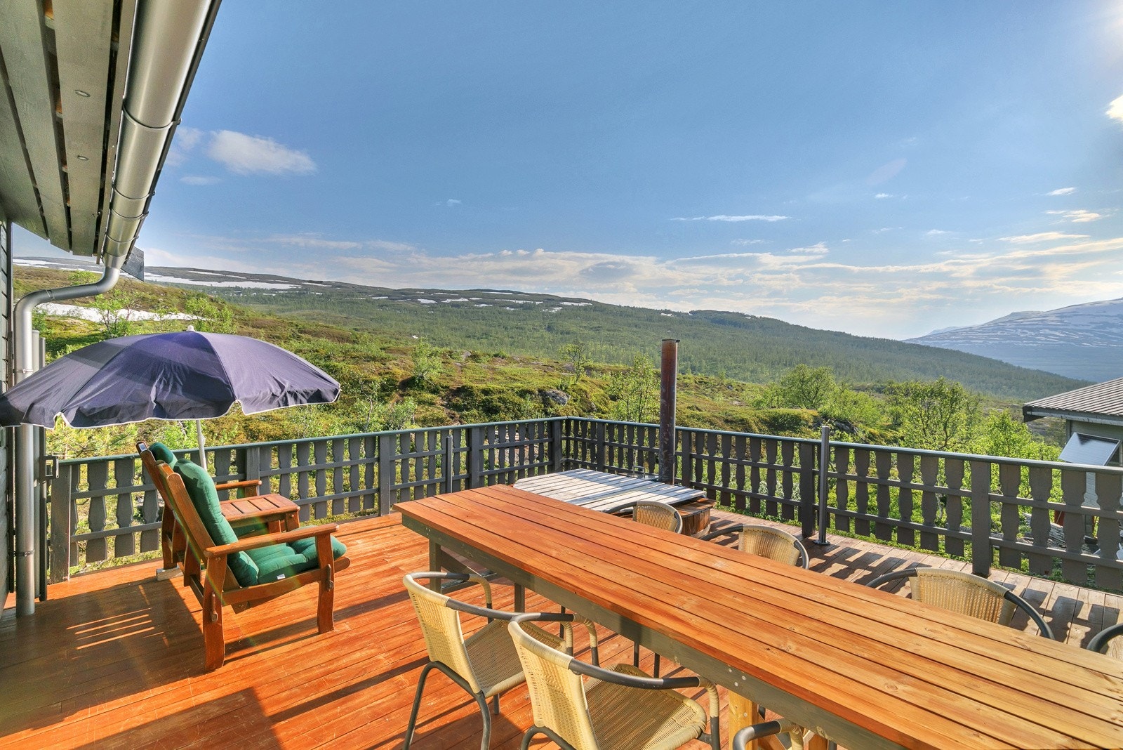 Velkommen til Baklia, beliggende på Froskholtet i Baklia i Salangen sammen med flere fritidsboliger i område! Galleribilde